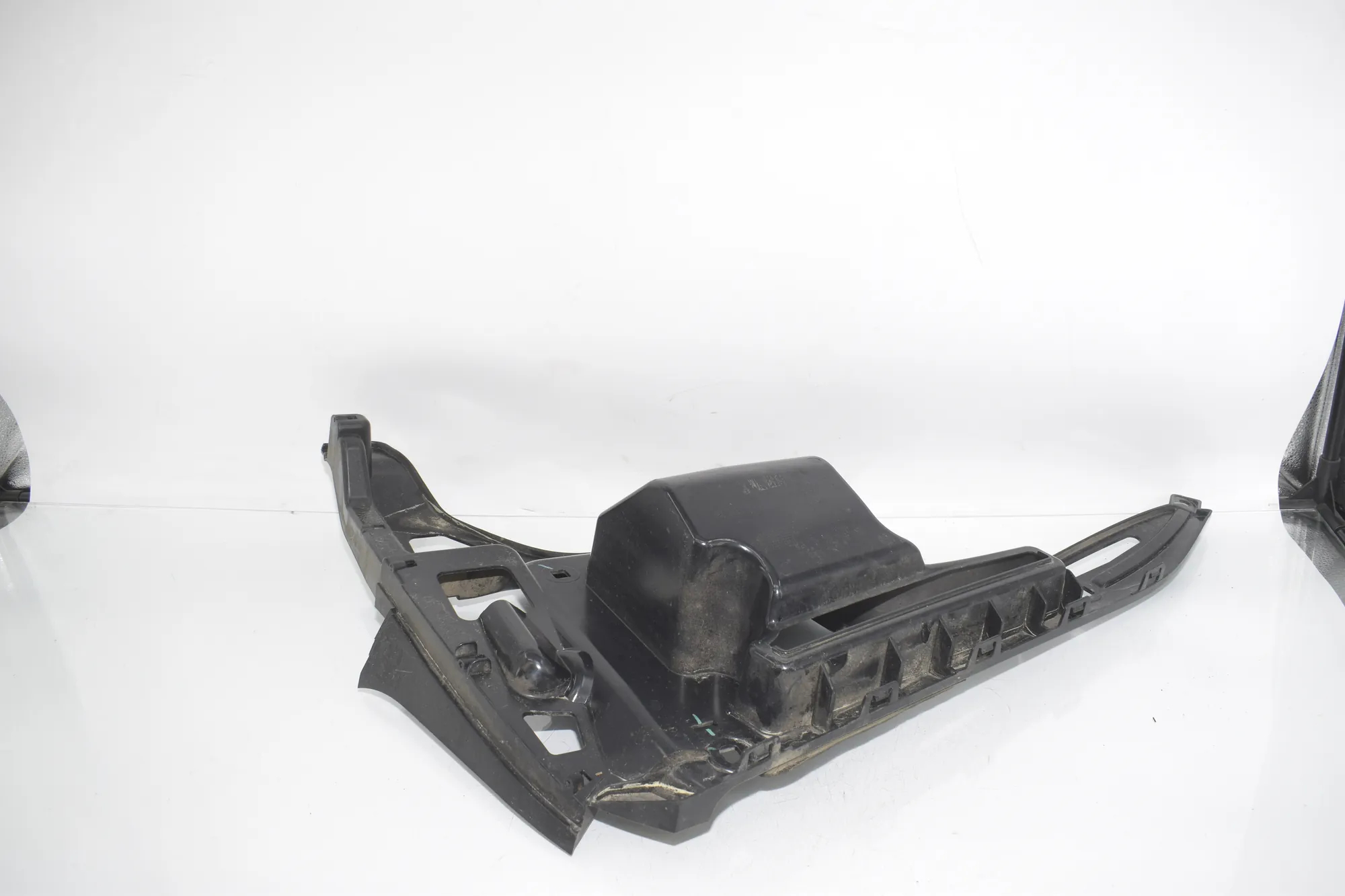 Rear Right Bumper Bracket – OEM 7296753 · BMW i3 (I01) Hybrid 2014 – 3