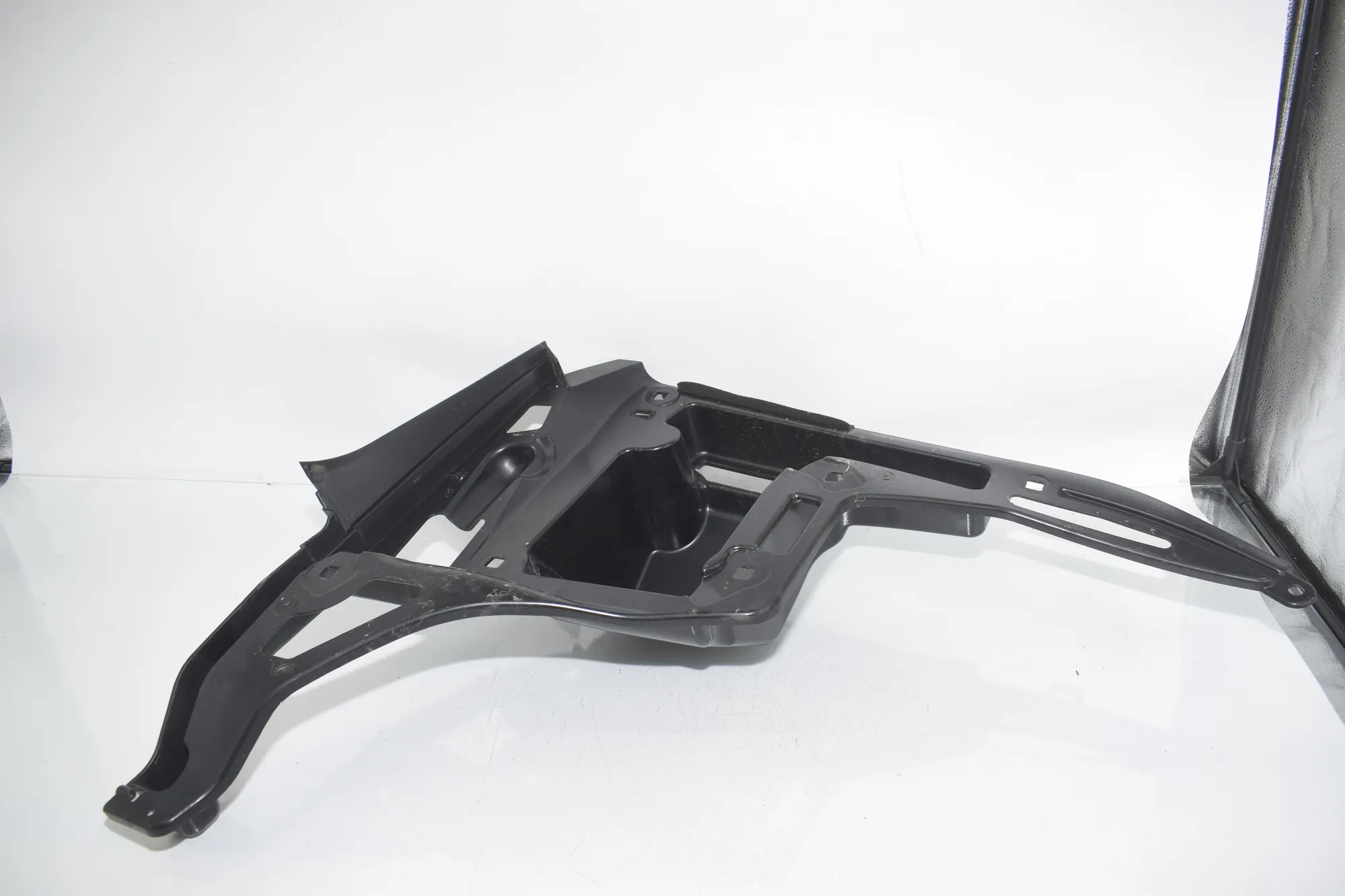 Rear Right Bumper Bracket – OEM 7296753 · BMW i3 (I01) Hybrid 2014