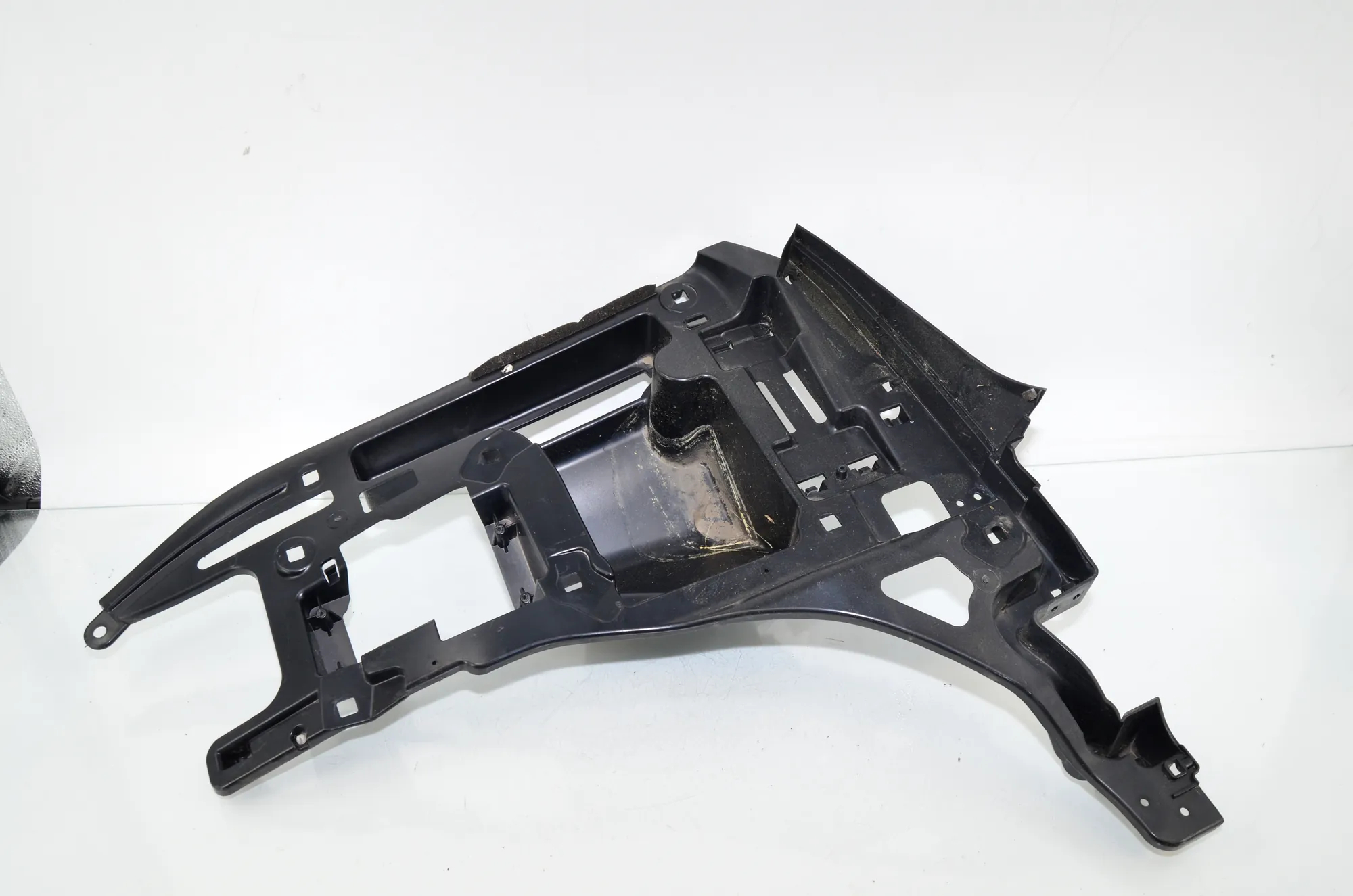 Rear Right Bumper Bracket – OEM 7296754 · BMW i3 (I01) Hybrid 2014