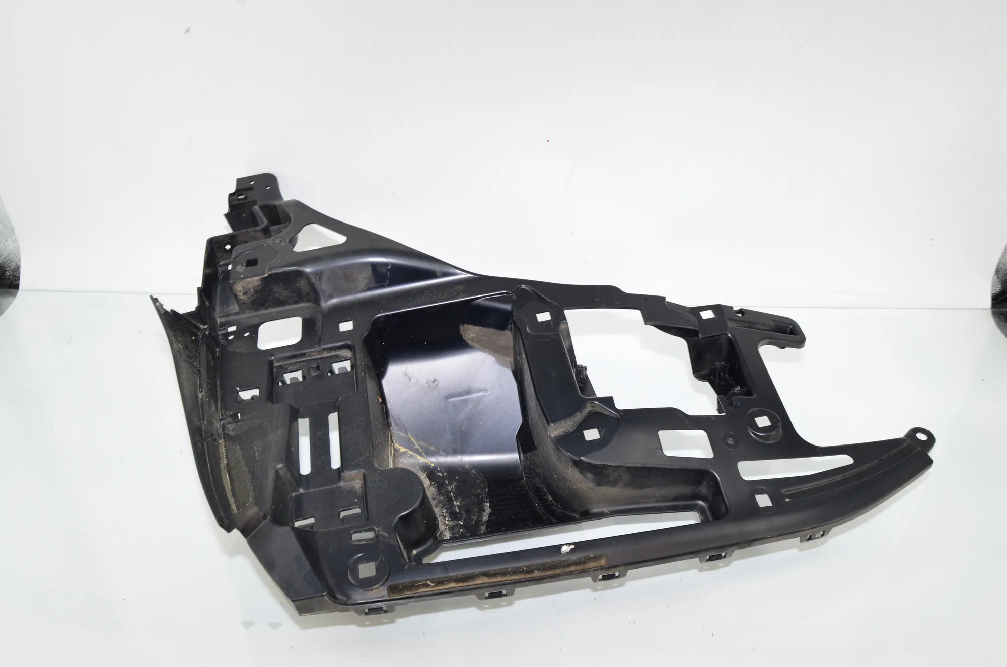 Rear Right Bumper Bracket – OEM 7296754 · BMW i3 (I01) Hybrid 2014 – 2