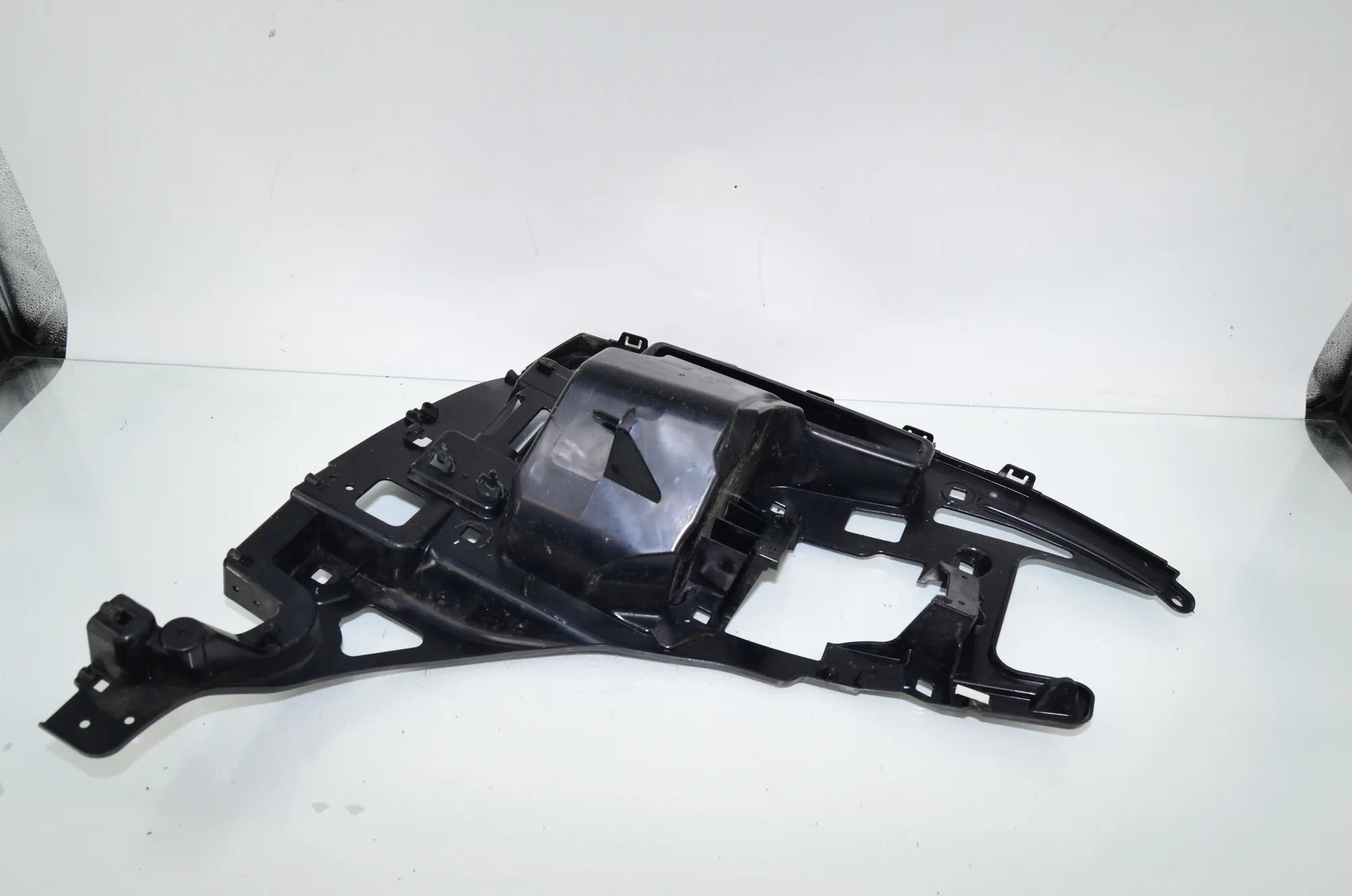 Rear Right Bumper Bracket – OEM 7296754 · BMW i3 (I01) Hybrid 2014 – 3