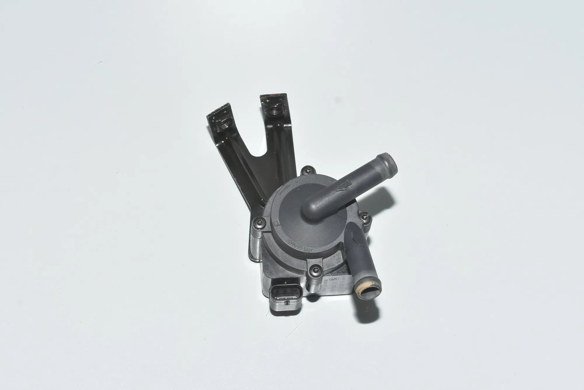 Auxiliary Water Pump – OEM 11517604528 · BMW BMW 5 (F10) 2012 – 2