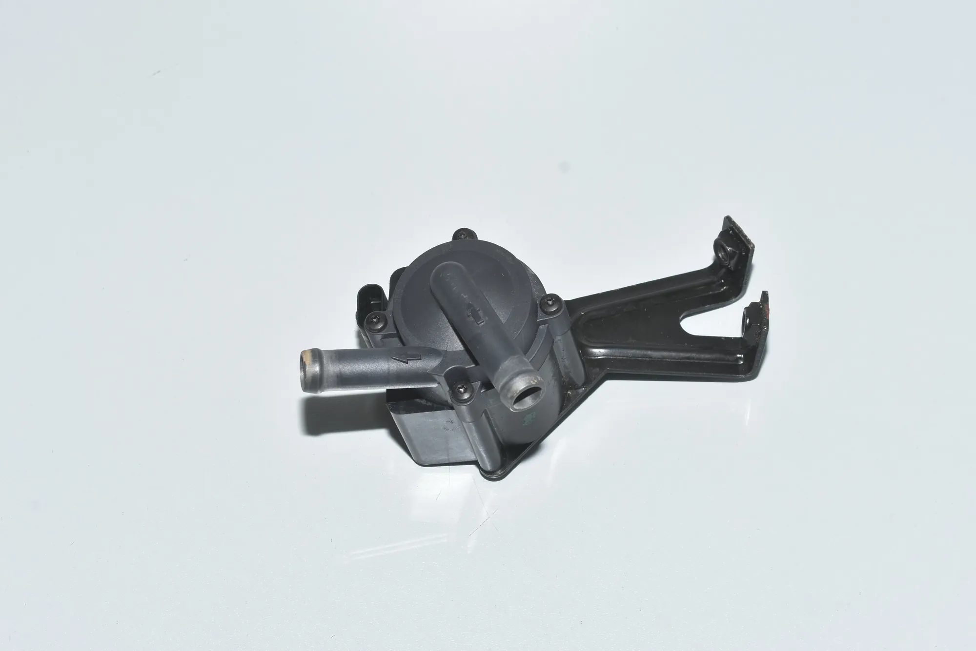 Auxiliary Water Pump – OEM 11517604528 · BMW BMW 5 (F10) 2012