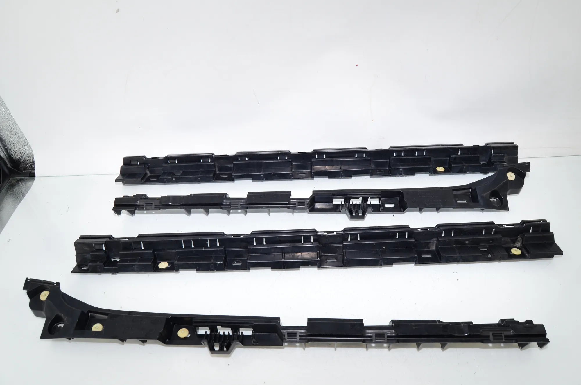 Sideskirt Bracket – OEM 7204022 · BMW 5 Touring (F11) 530 d 2016