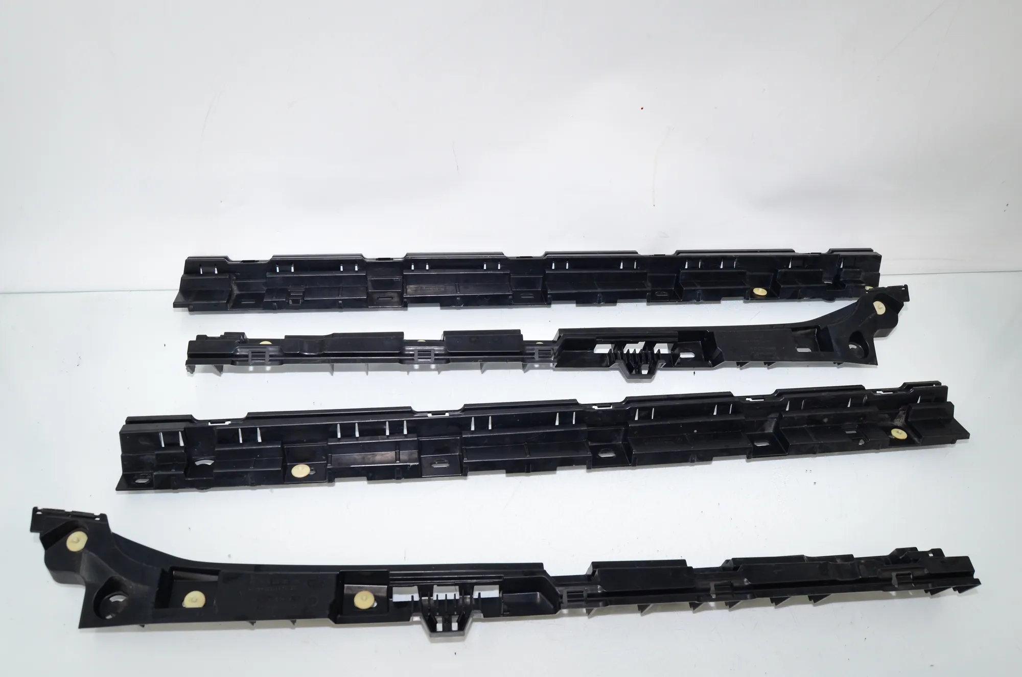 Sideskirt Bracket – OEM 7204022 · BMW 5 Touring (F11) 530 d 2016 – 2