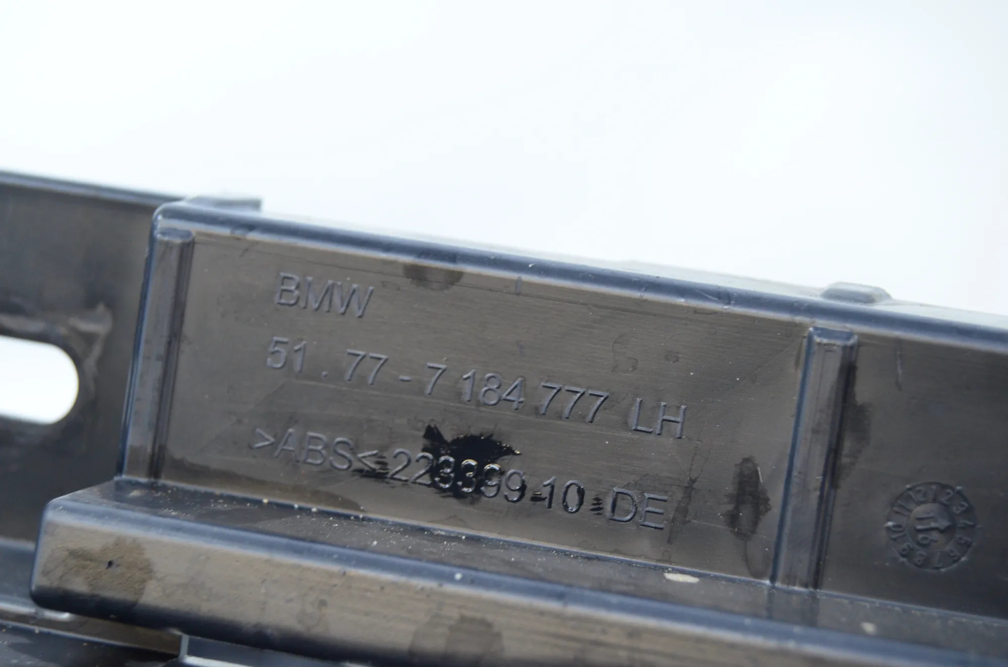 Sideskirt Bracket – OEM 7204022 · BMW 5 Touring (F11) 530 d 2016 – 5