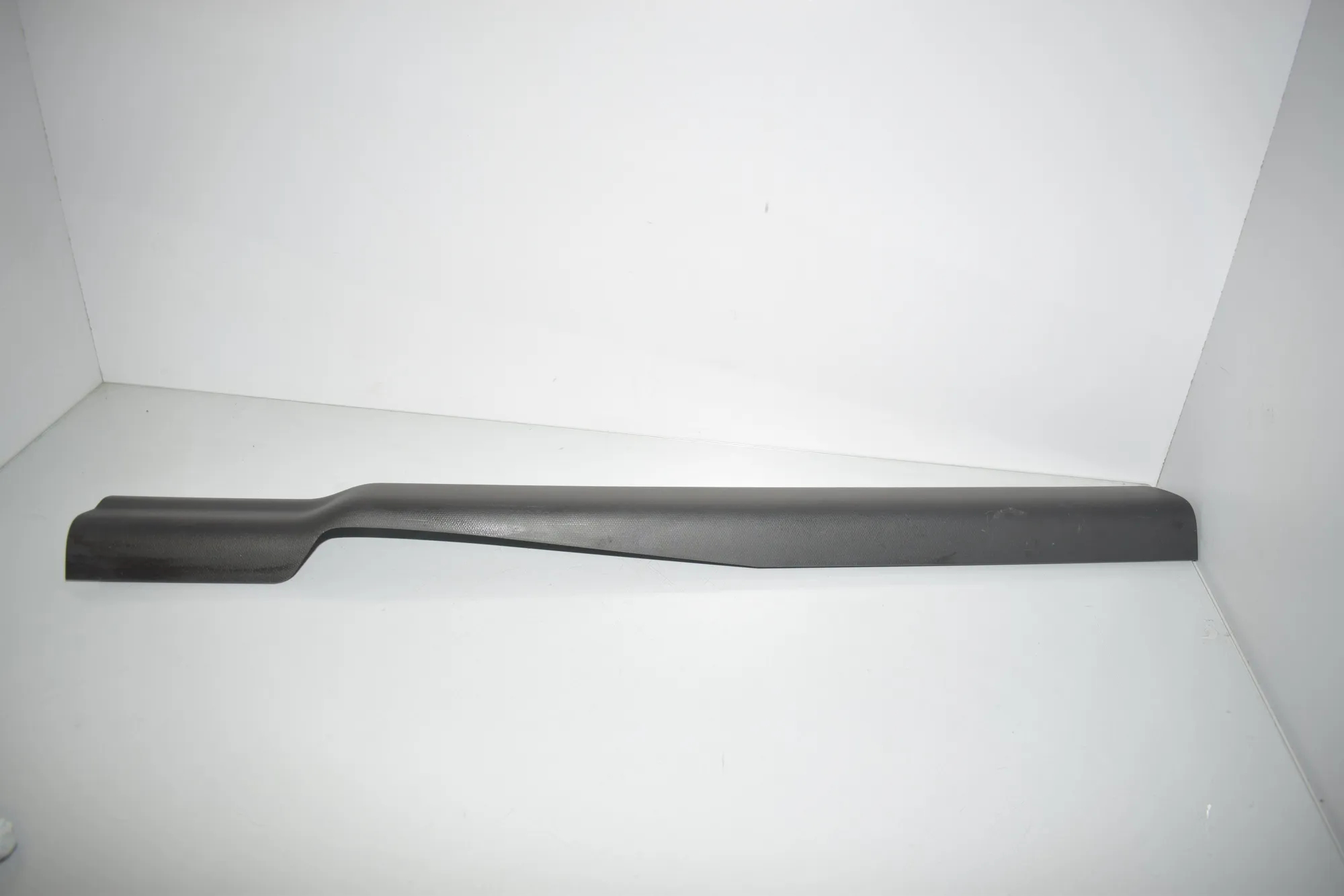 Front Right Interior Step Trim – OEM 7272380 · BMW BMW i3 (I01) 2020 – 3
