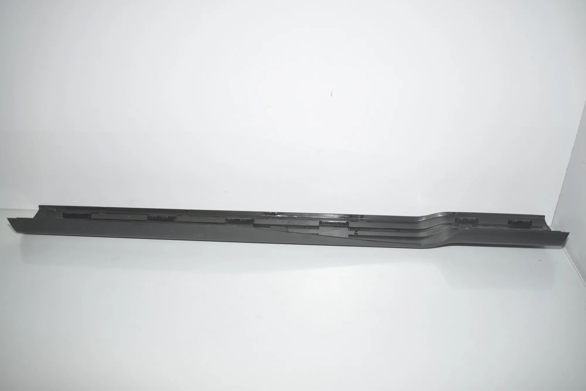 Front Right Interior Step Trim – OEM 7272380 · BMW BMW i3 (I01) 2020 – 2