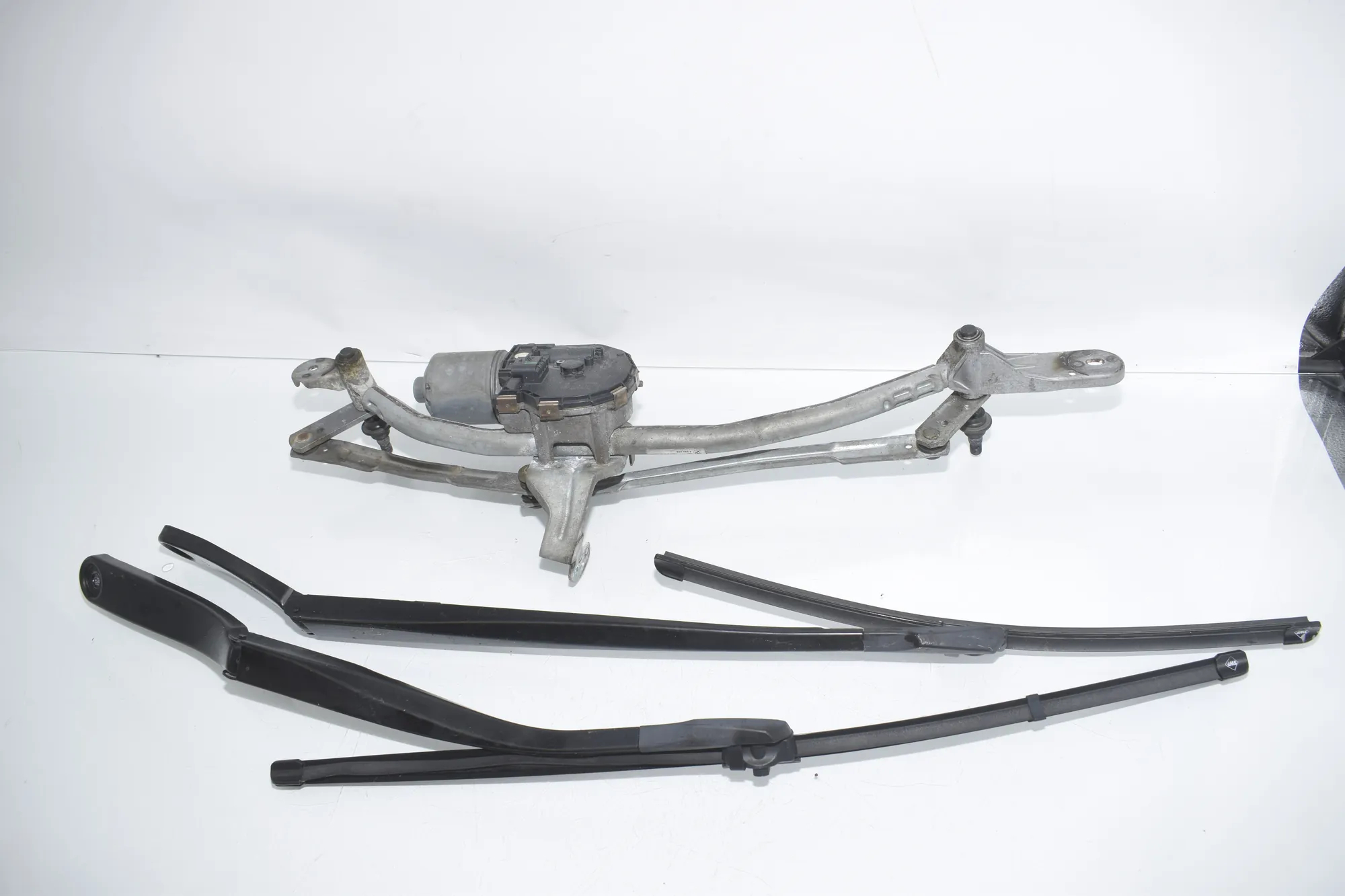 Front Windshield Wiper Mechanism – OEM 4899835 · BMW 5 Touring (F11) 530 d xDrive 2012 – 2
