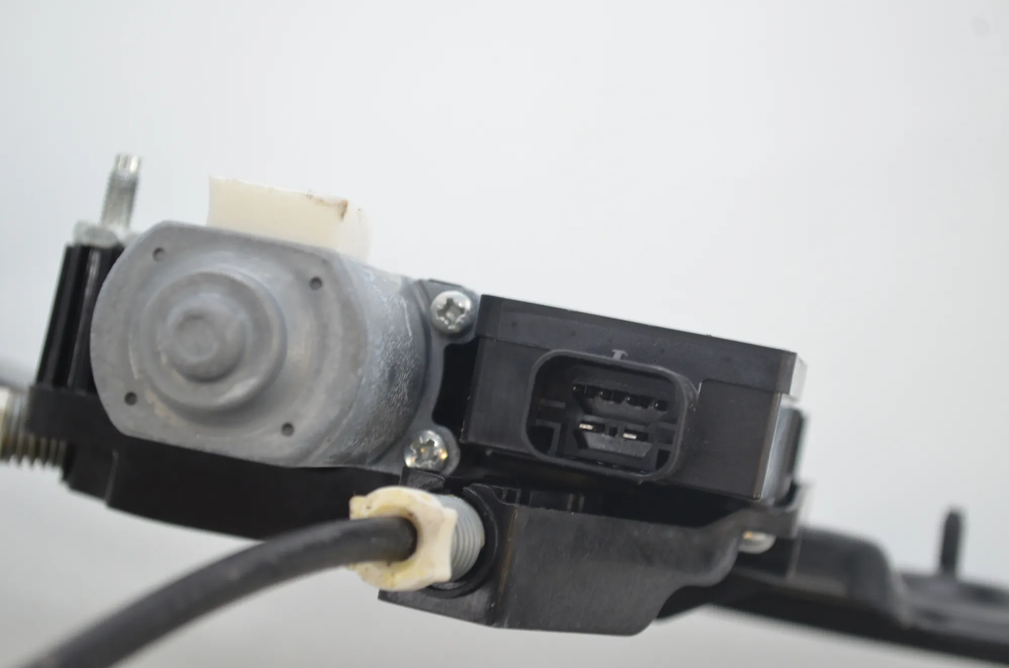 Front Left Door Window Regulator – OEM 9854229 · BMW BMW 2 Coupe (G42, G87) 2021 – 4