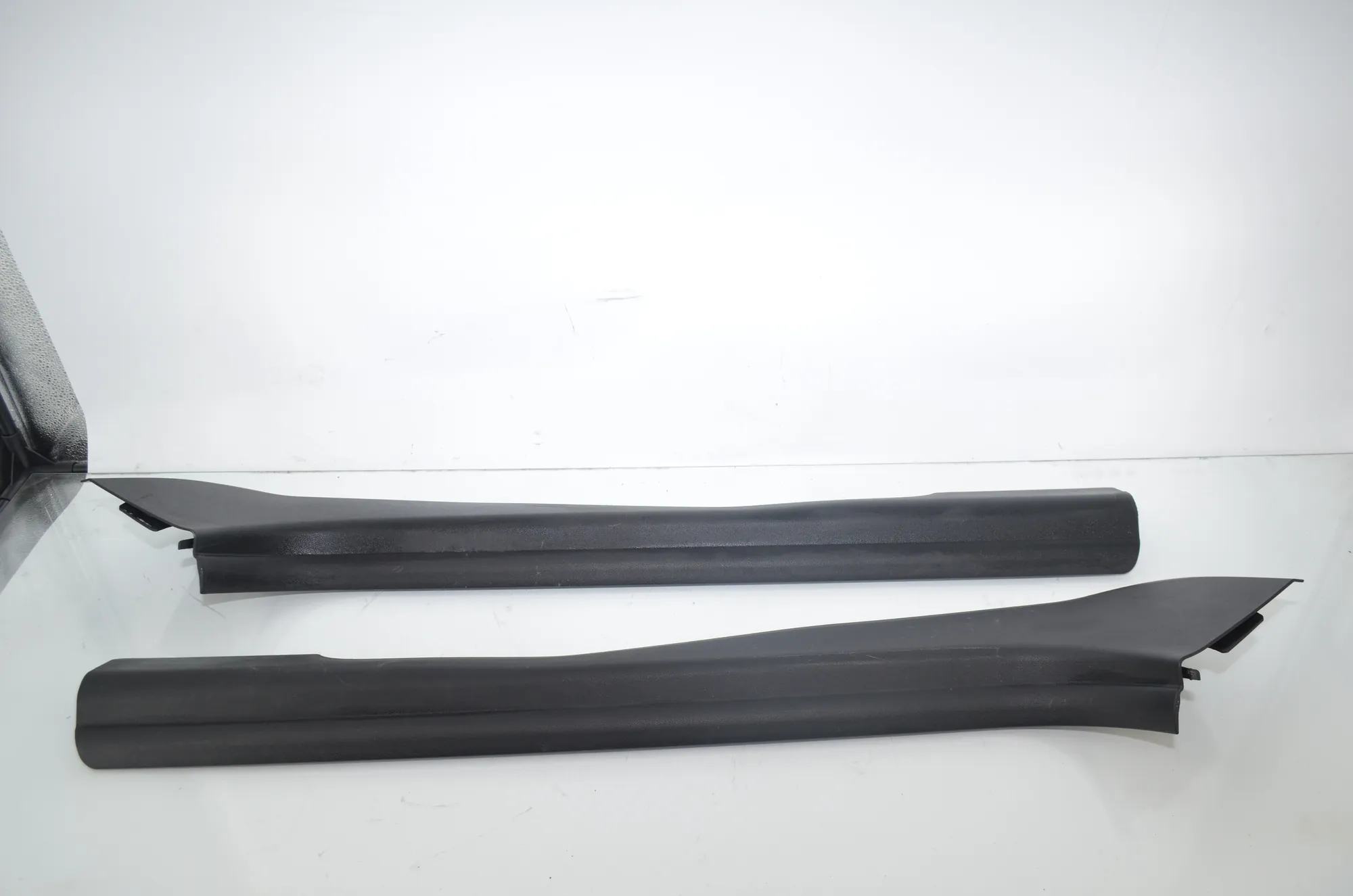 Front Right Interior Step Trim – OEM 9484187 · BMW BMW 2 Coupe (G42, G87) 2021 – 2
