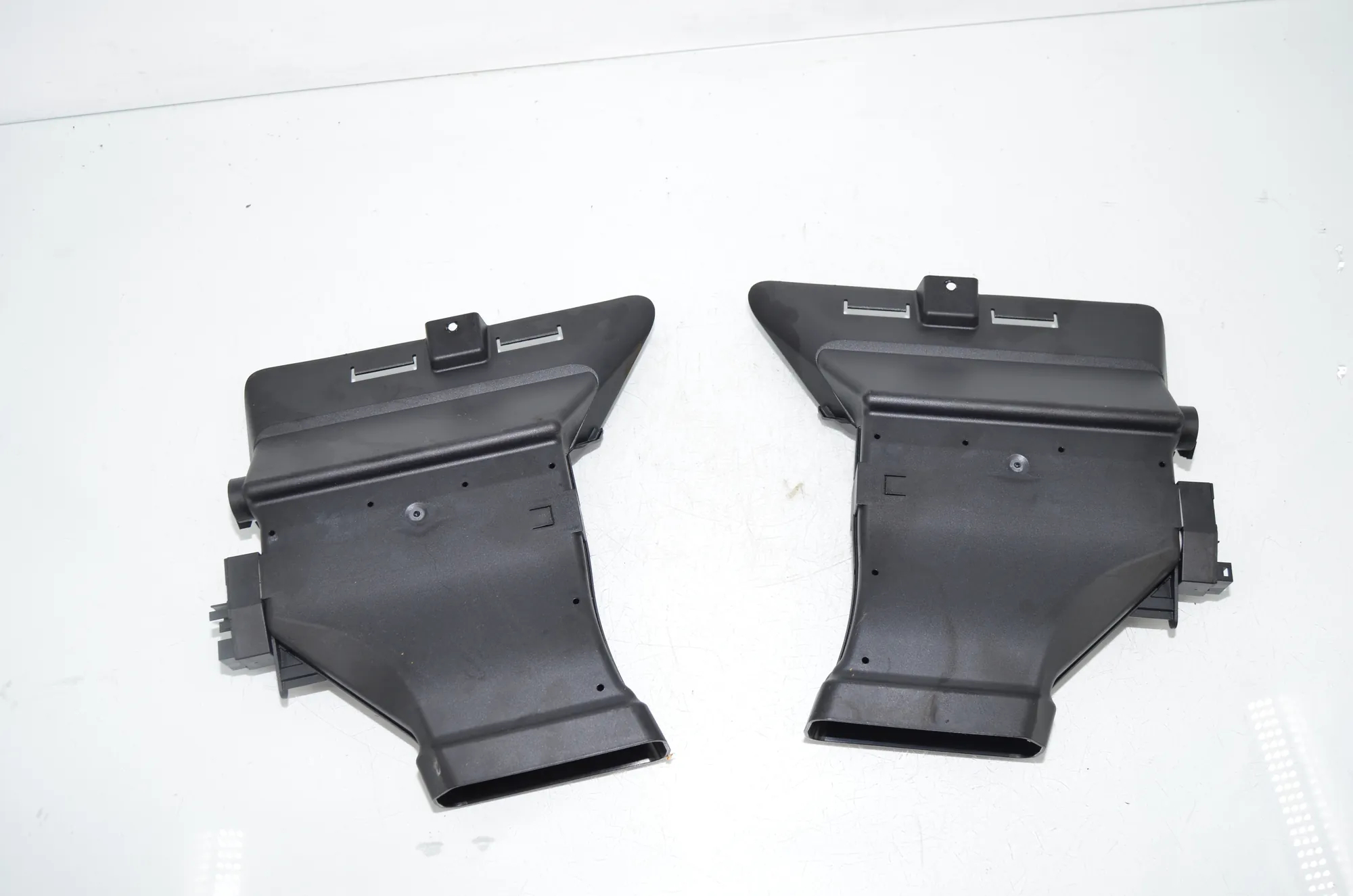 Interior Air Duct Channel – OEM 9217988 · BMW 7 (F01, F02) 750 i 2010