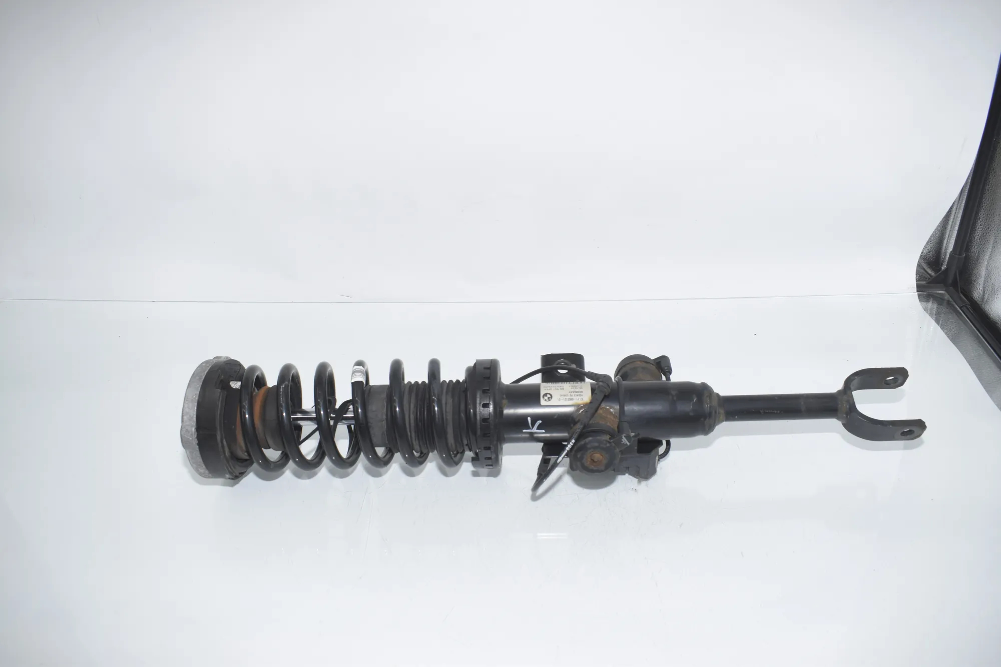 Front Left Shock Absorber – OEM 6863121 · BMW 5 Touring (F11) 530 d 2013