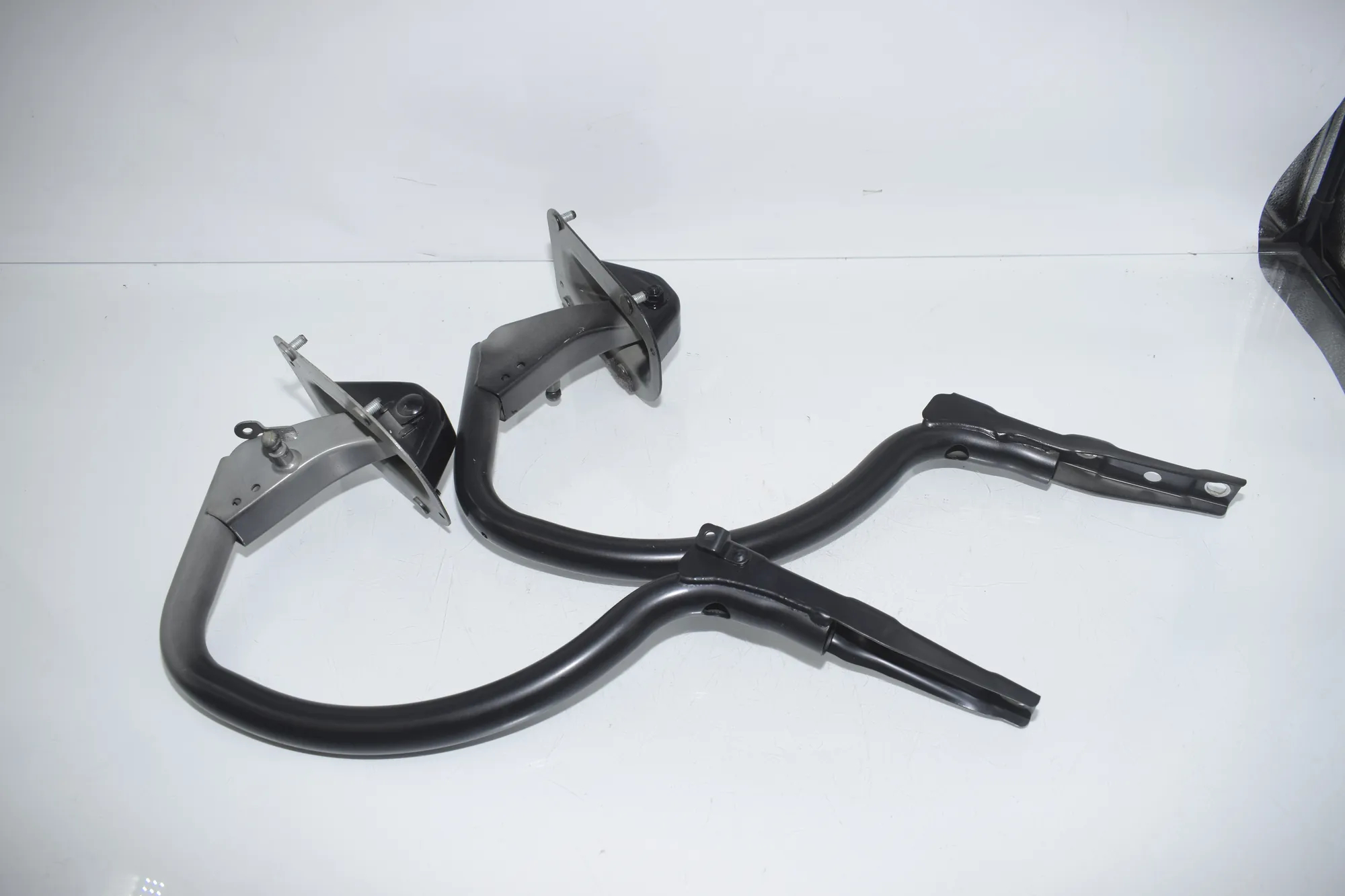 Left Side Bootlid Hinge – OEM 7185254 · BMW 7 (F01, F02) 750 i 2010