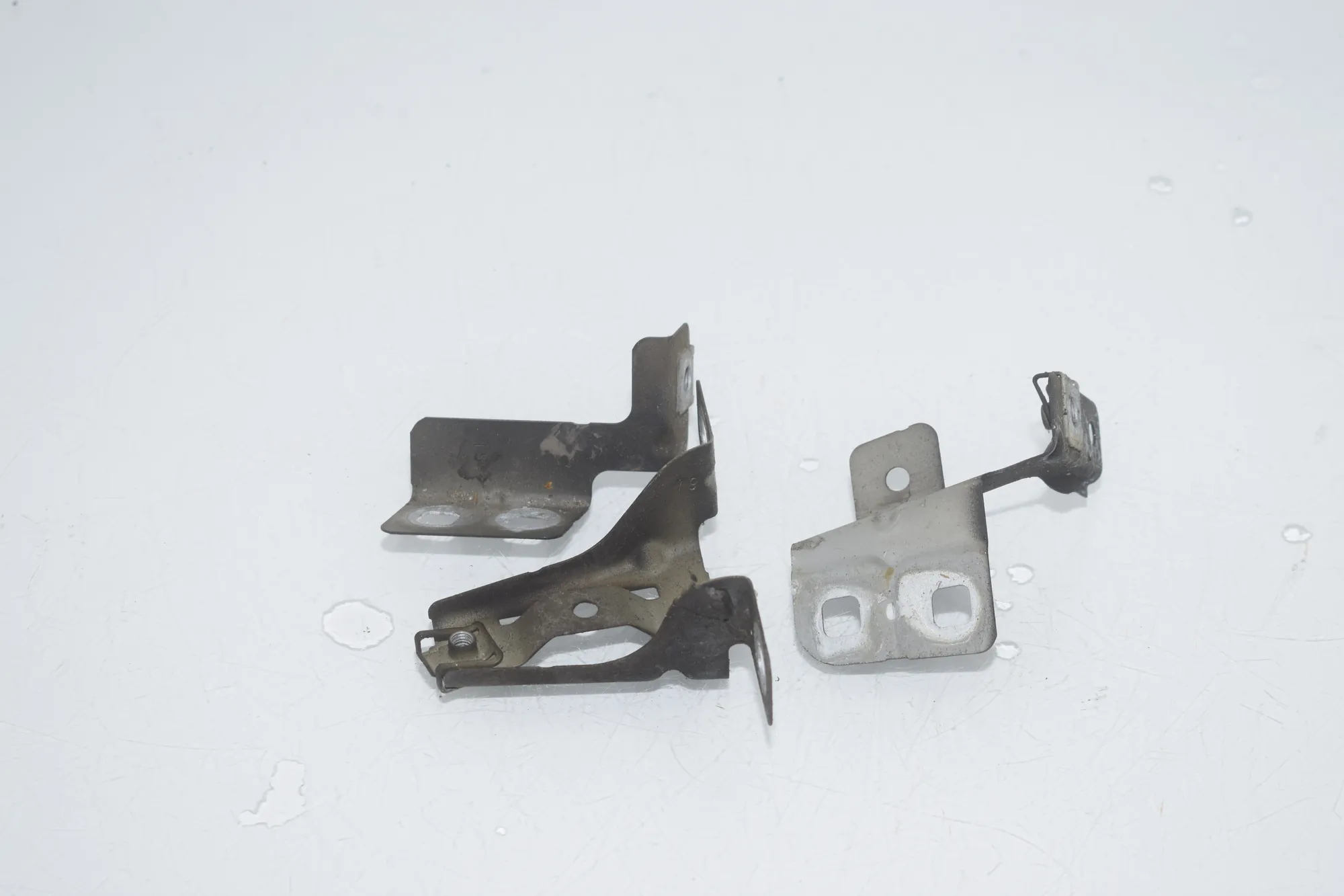 Front Left Fender Holder – OEM 7204497 · BMW 7 (F01, F02) 750 i 2010 – 3