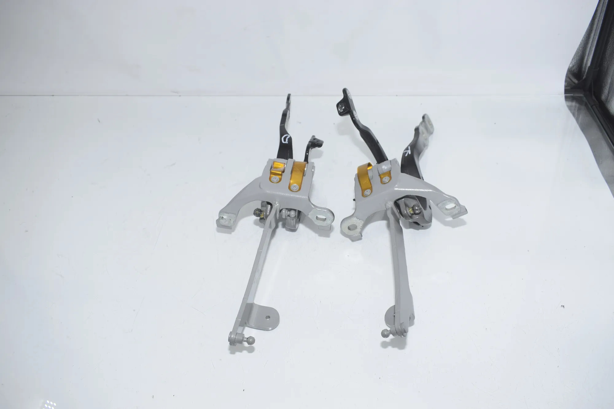 Left Side Bootlid Hinge – OEM 7390414 · BMW 5 Touring (G31) (2017 - -) 520 d 2019 – 4