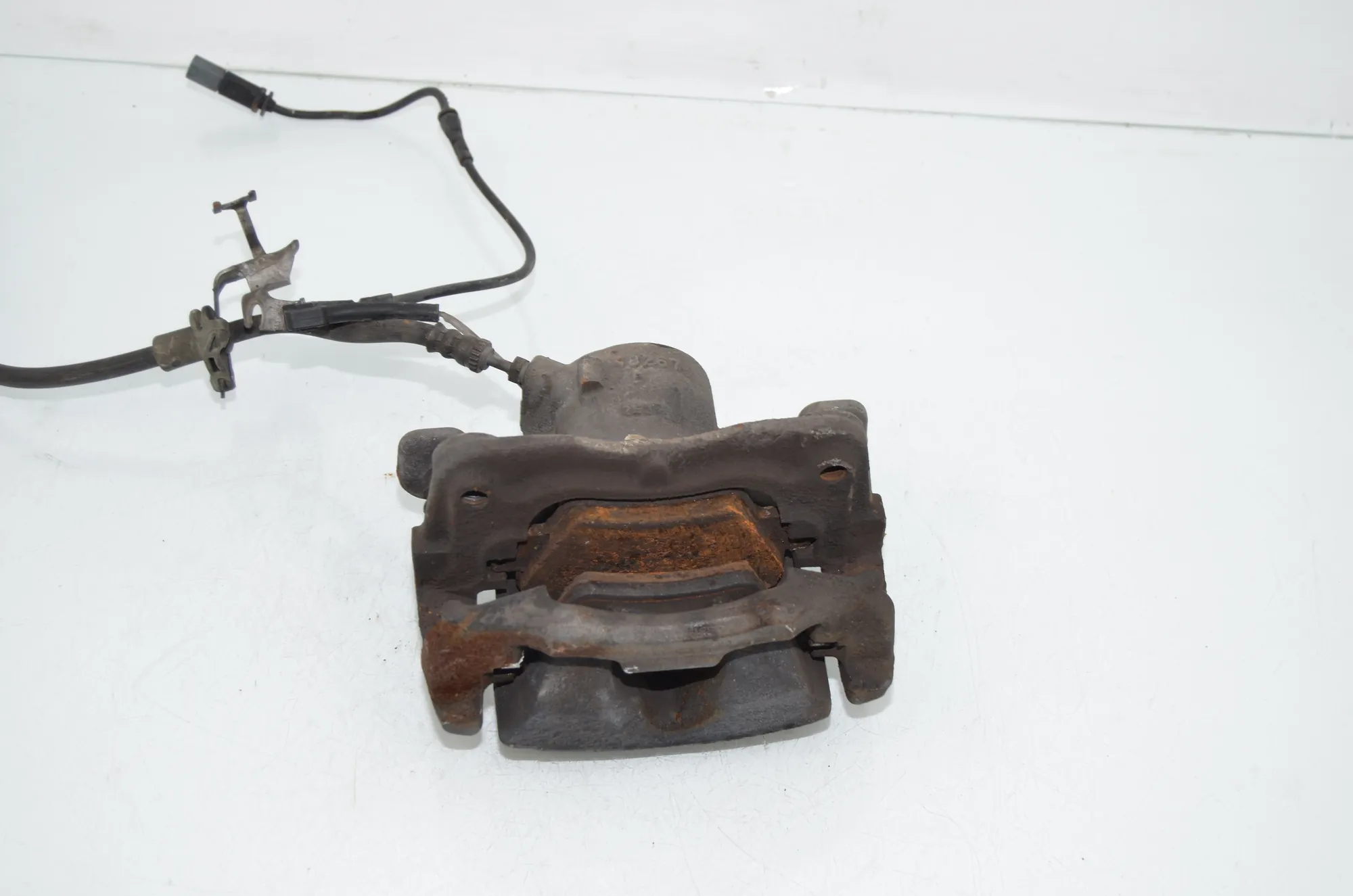 Front Left Brake Caliper – OEM 6860267 · BMW 2 Gran Tourer (F46) 220 d xDrive 2018 – 3