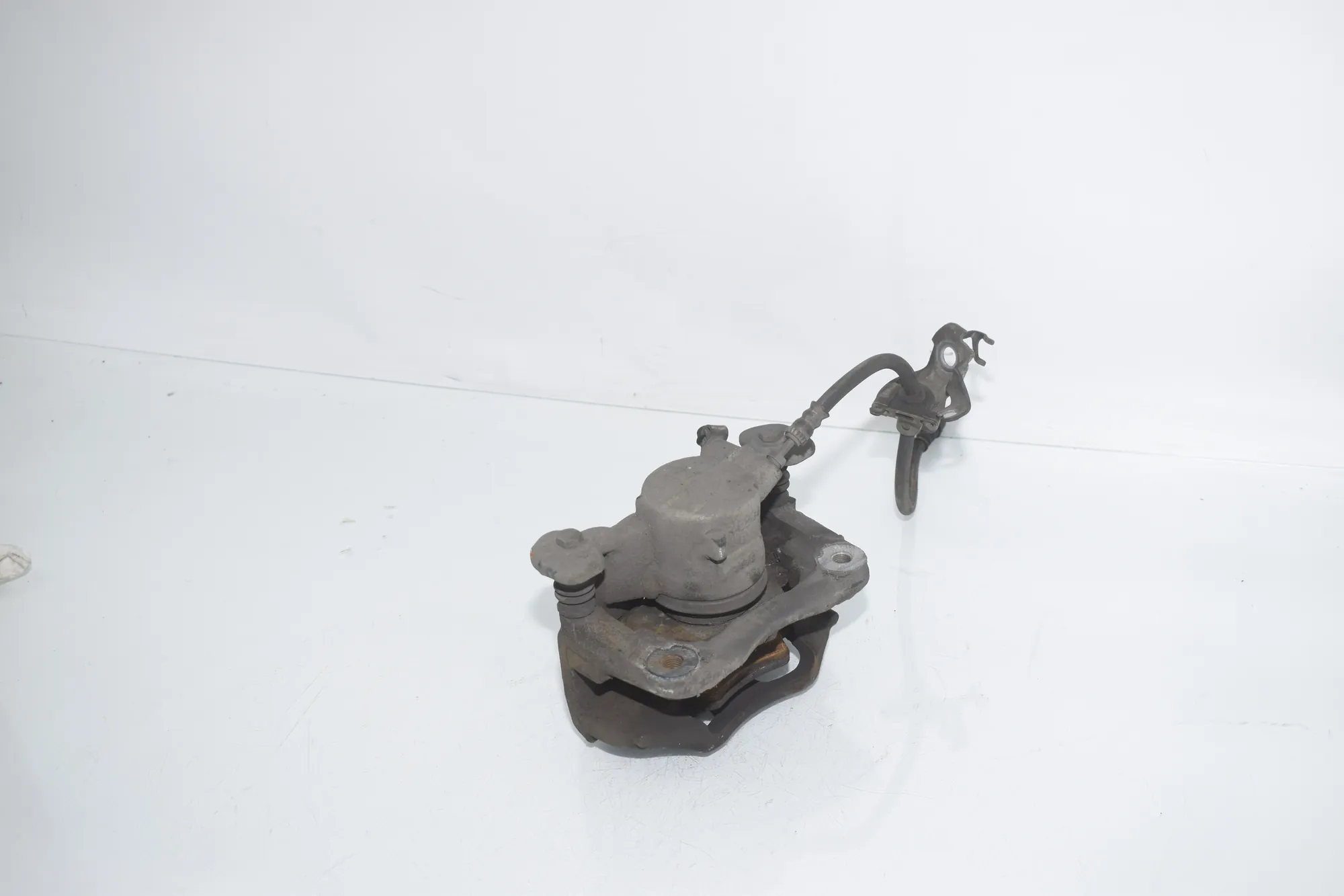 Front Right Brake Caliper – OEM 6860268 · BMW 2 Gran Tourer (F46) 220 d xDrive 2018 – 2