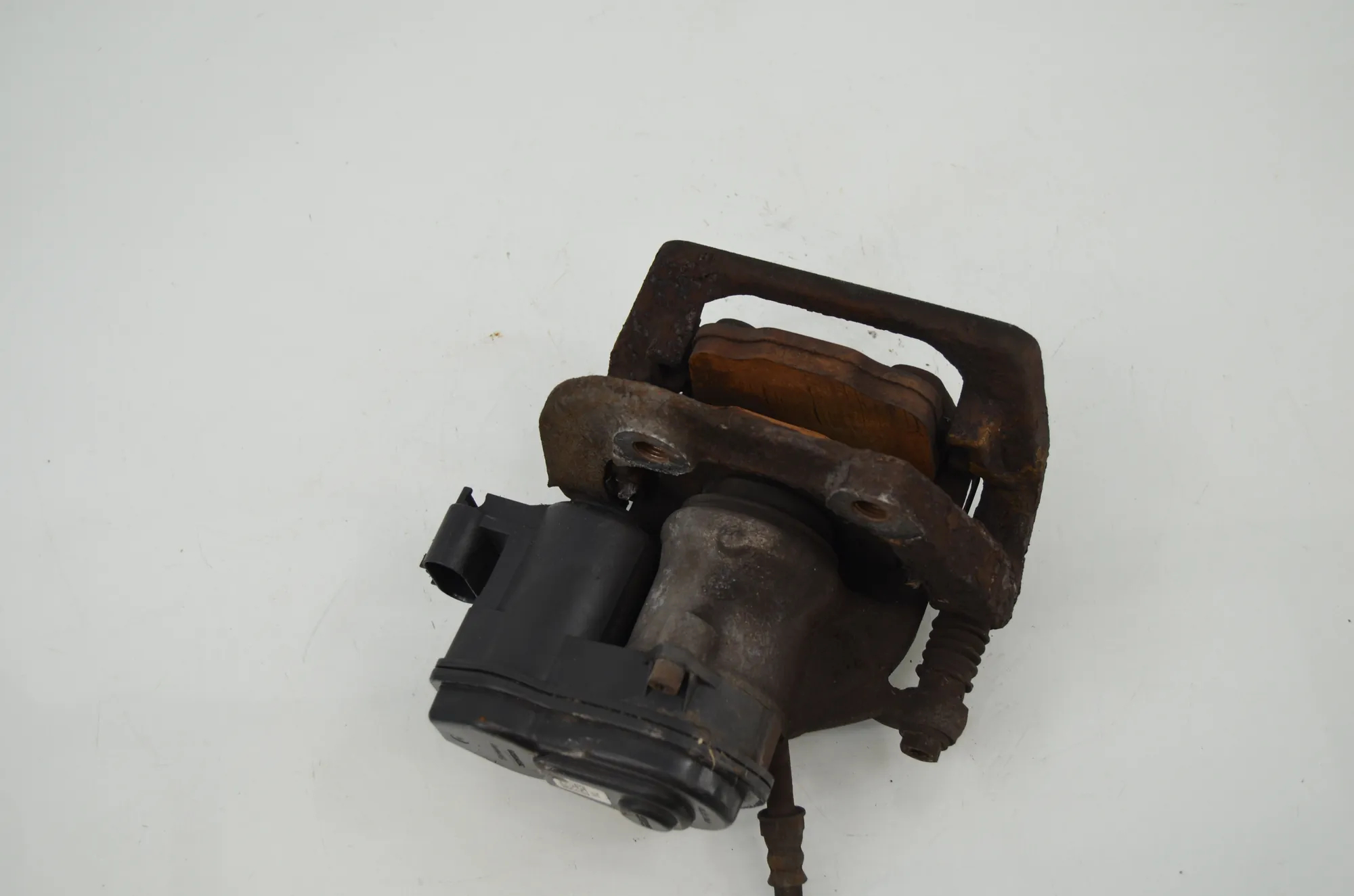 Rear Left Brake Caliper – OEM 6793047 · BMW 5 Touring (F11) 530 d xDrive 2011 – 3