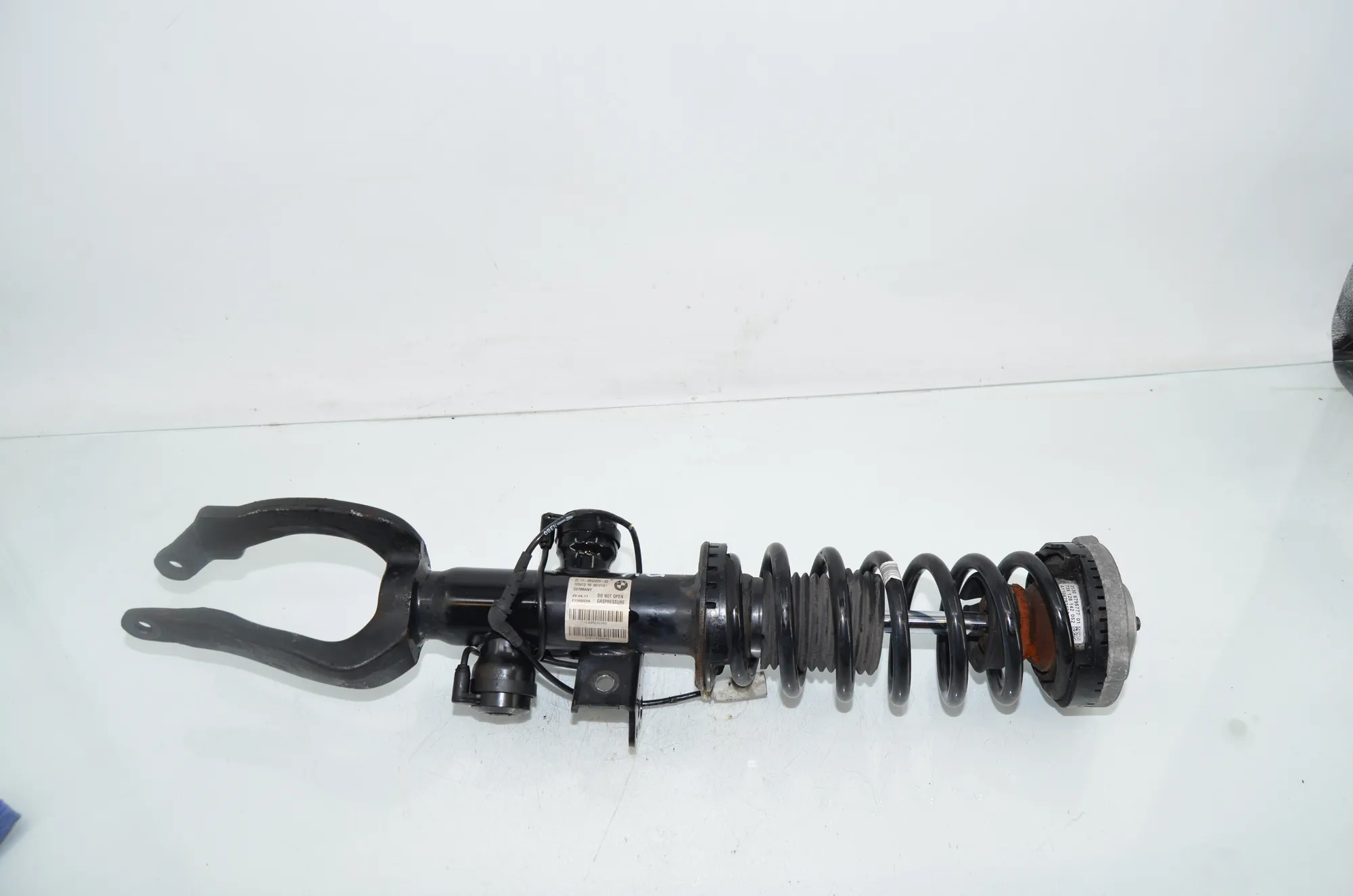 Front Left Shock Absorber – OEM 6852929 · BMW 5 Touring (F11) 530 d xDrive 2011 – 3