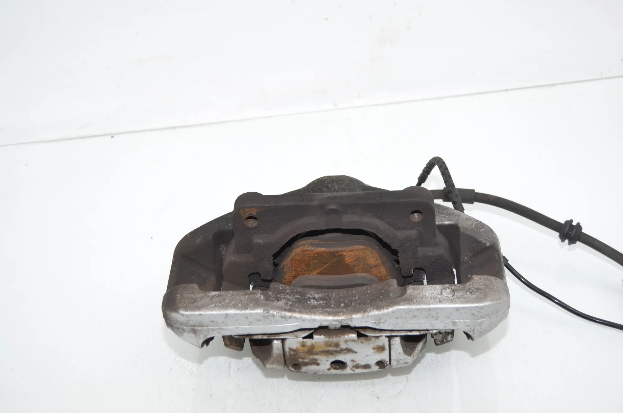 Front Left Brake Caliper – OEM 6792689 · BMW 5 Touring (F11) 530 d xDrive 2011 – 3