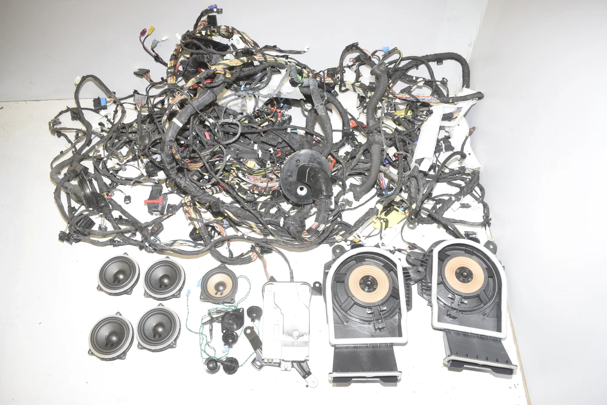 Sound Audio System Set – OEM 5A052F7 · BMW X1 (U11) (2022 - -) BMW X1 (U11) 2024 – 2