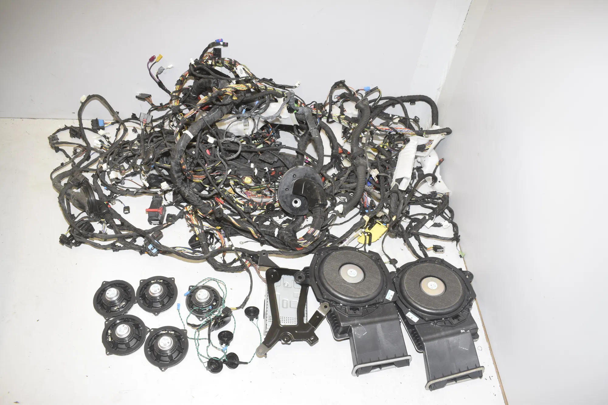 Sound Audio System Set – OEM 5A052F7 · BMW X1 (U11) (2022 - -) BMW X1 (U11) 2024 – 6