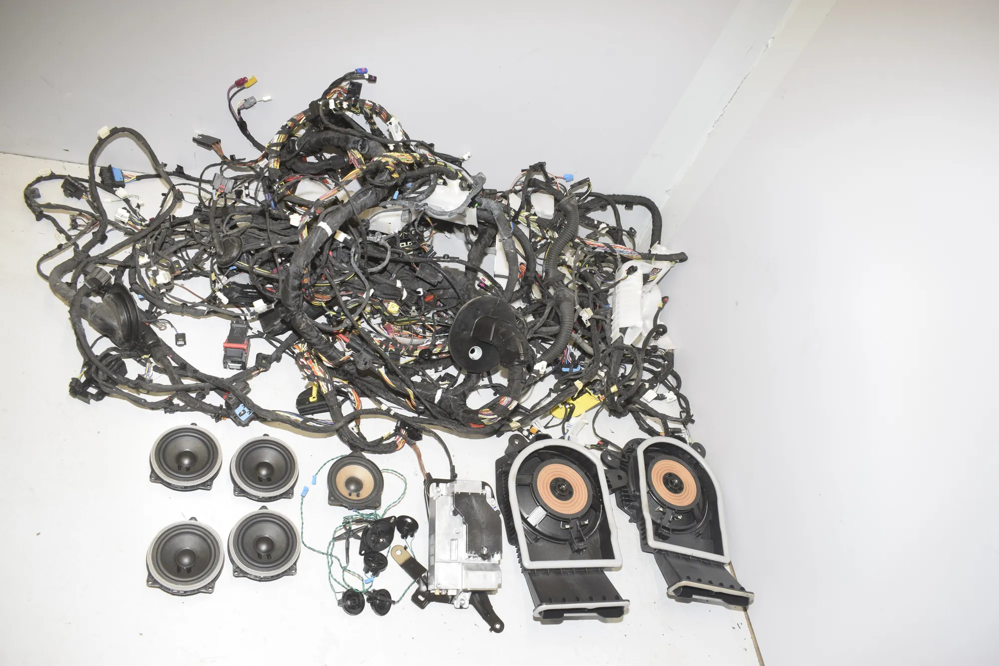 Sound Audio System Set – OEM 5A052F7 · BMW X1 (U11) (2022 - -) BMW X1 (U11) 2024 – 4