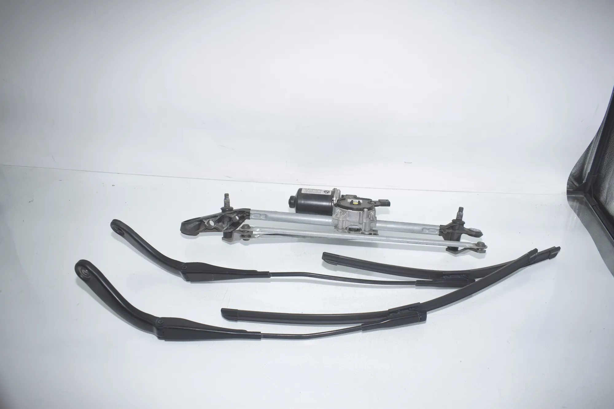 Front Windshield Wiper Mechanism – OEM 7260469 · BMW 3 Touring (F31) 320 d 2012