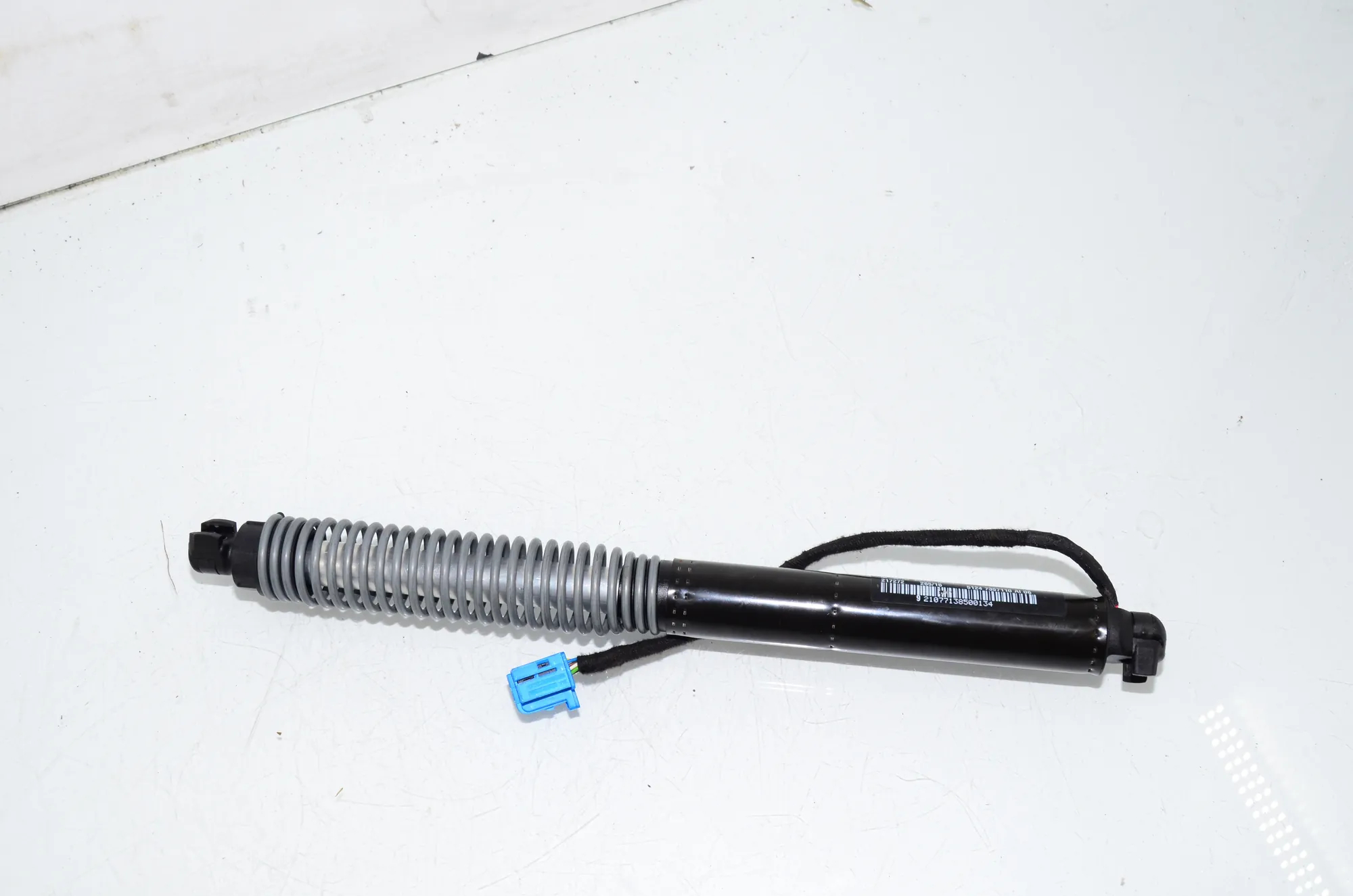 Right Side Tailgate Gas Strut – OEM 7357110 · BMW 7 (G11, G12) 750 d, Ld xDrive 2016 – 2