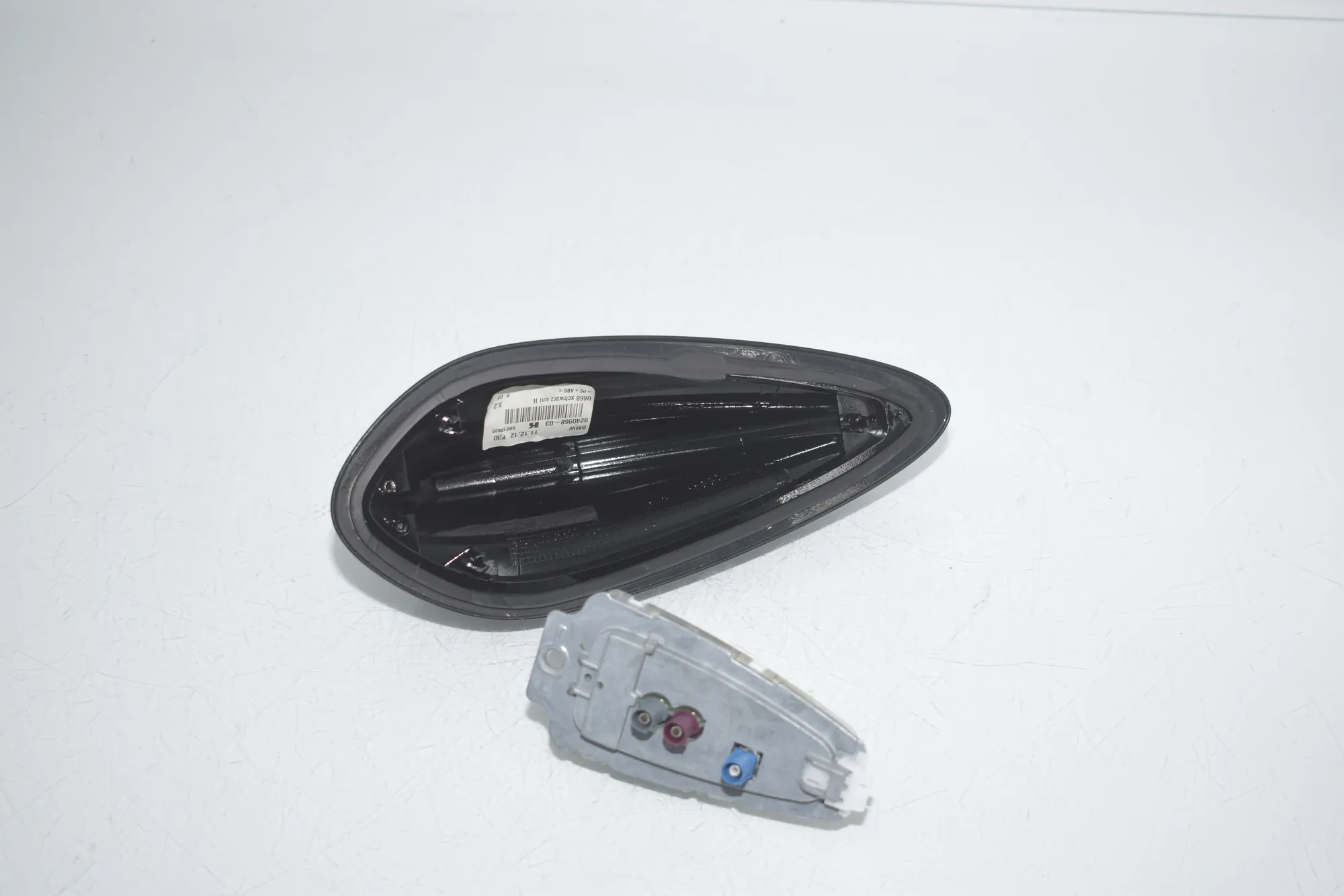 Antenna Trim – OEM 9240968 · BMW 3 (F30, F80) 320 i 2012 – 3