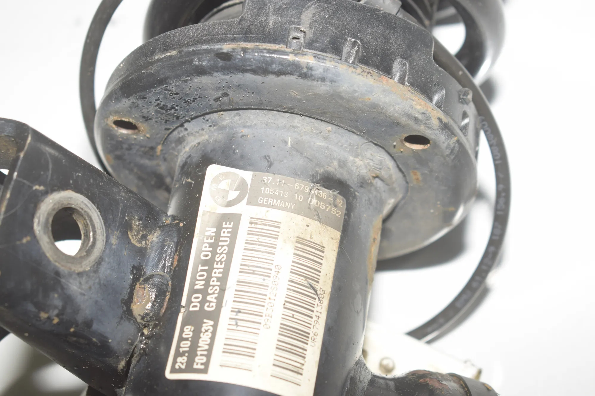 Front Right Shock Absorber – OEM 6794136 · BMW 7 (F01, F02) 730 d 2009 – 6