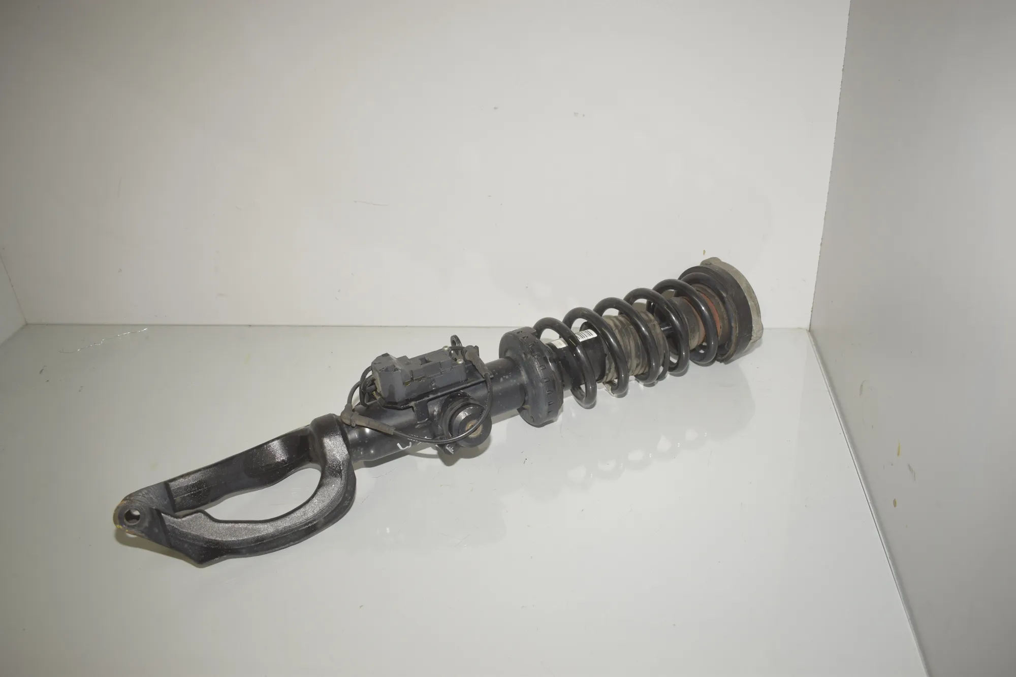 Front Left Shock Absorber – OEM 6856983 · BMW 5 Touring (F11) M 550 d xDrive 2014 – 3