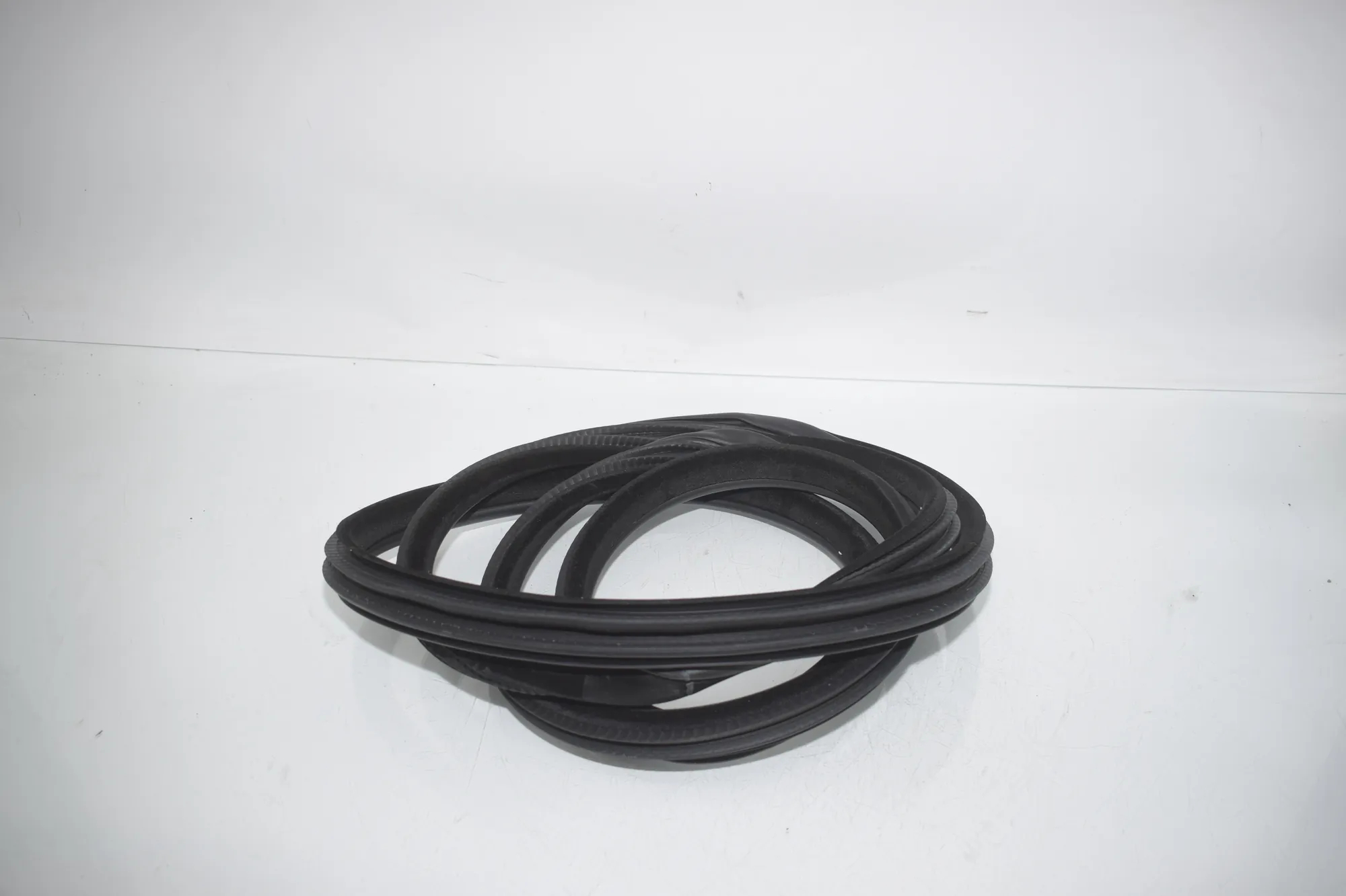 Rear Right Door Seal Rubber – OEM 7289689 · BMW X5 (F15, F85) M 2018 – 3