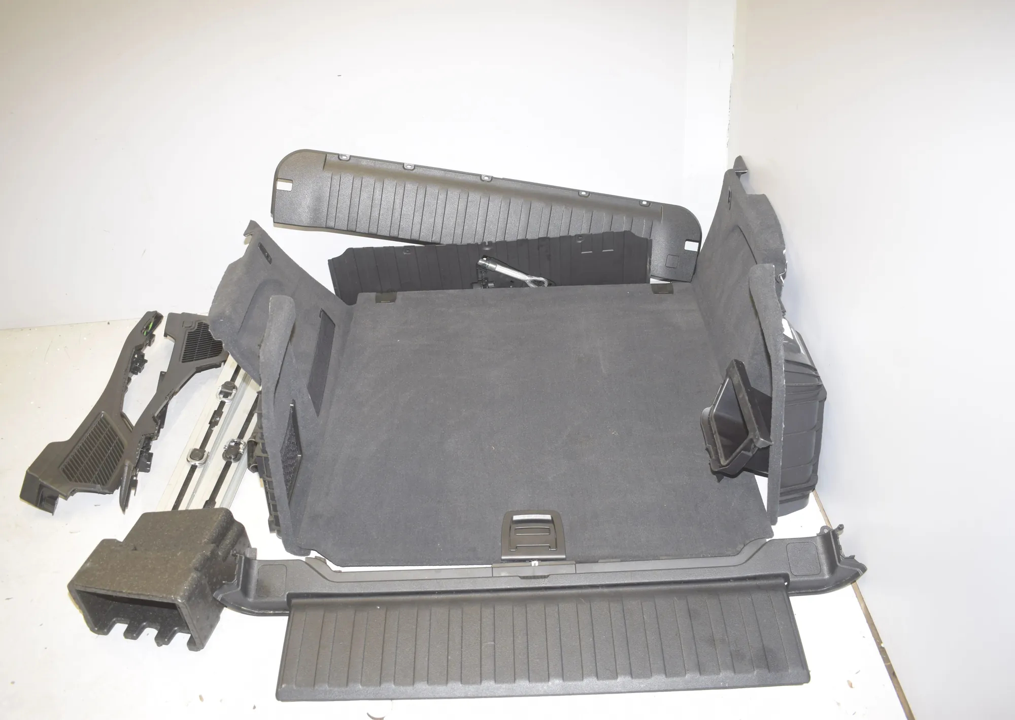 Trunk Trim Kit – OEM 7326703 · BMW X5 (F15, F85) M 2018 – 2