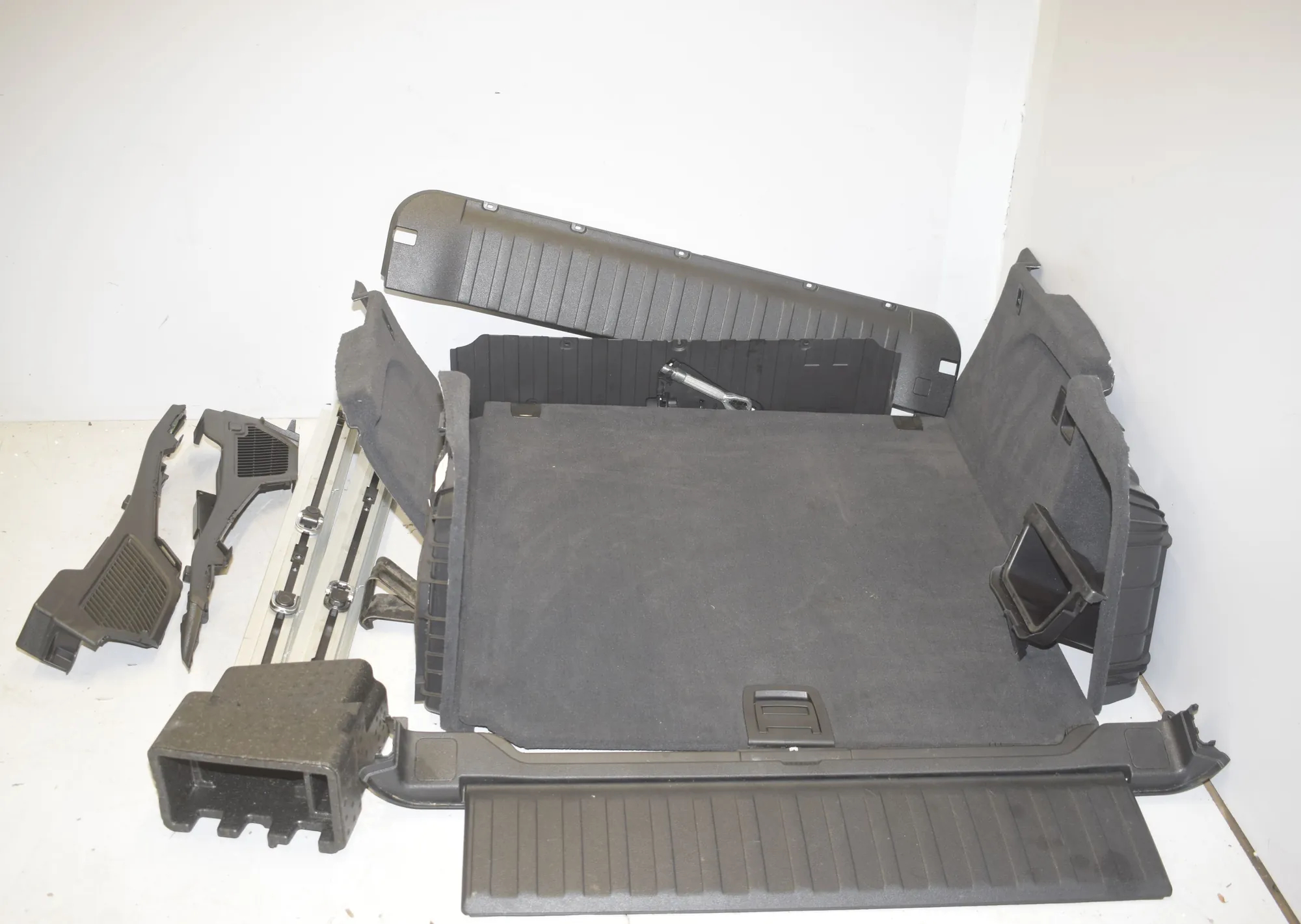 Trunk Trim Kit – OEM 7326703 · BMW X5 (F15, F85) M 2018 – 3