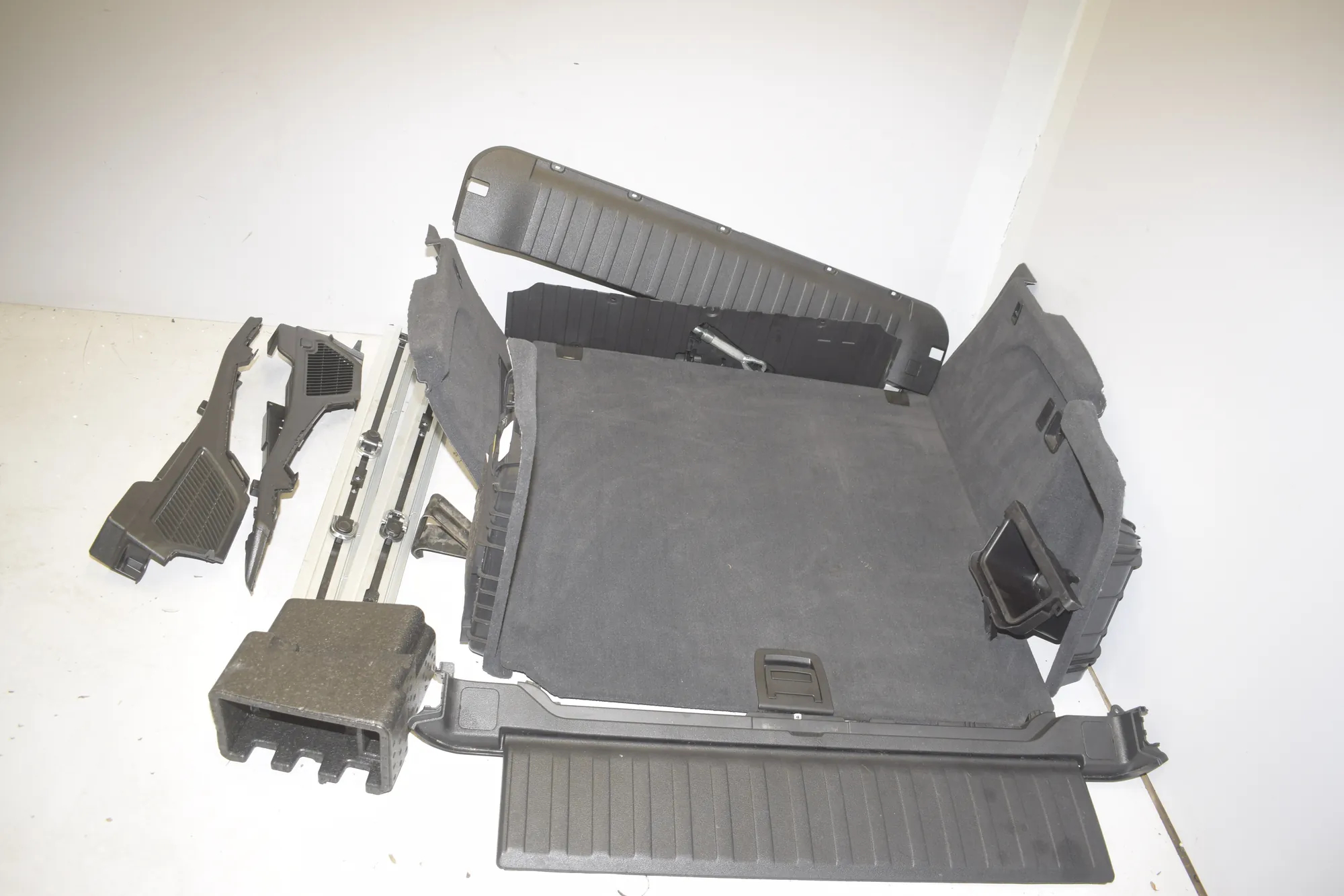 Trunk Trim Kit – OEM 7326703 · BMW X5 (F15, F85) M 2018 – 6