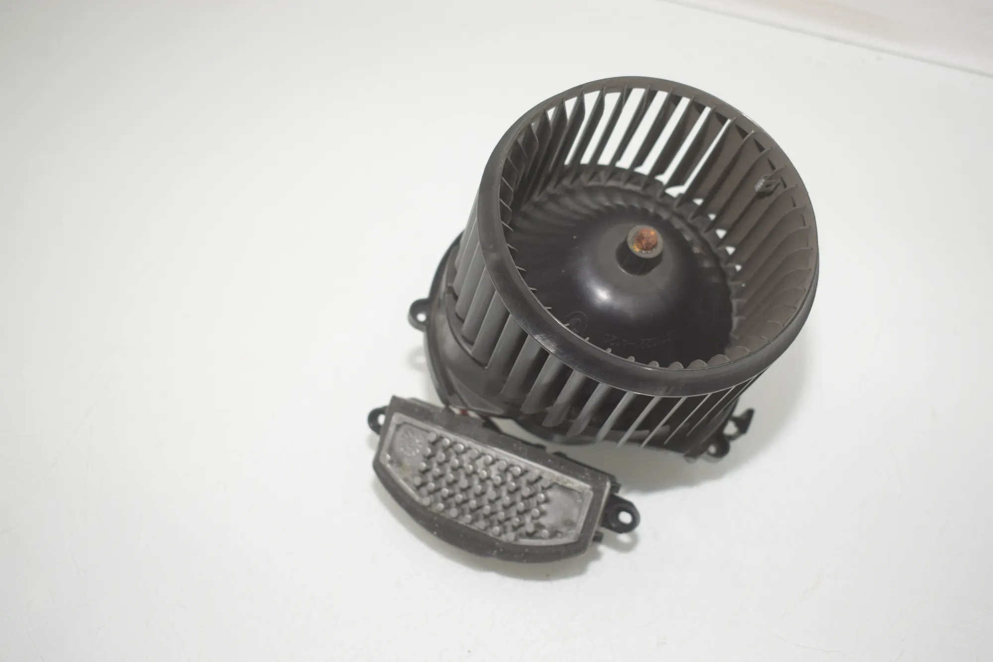Heater Blower Fan – OEM 9297752 · BMW X1 (F48) sDrive 18 i 2018 – 2