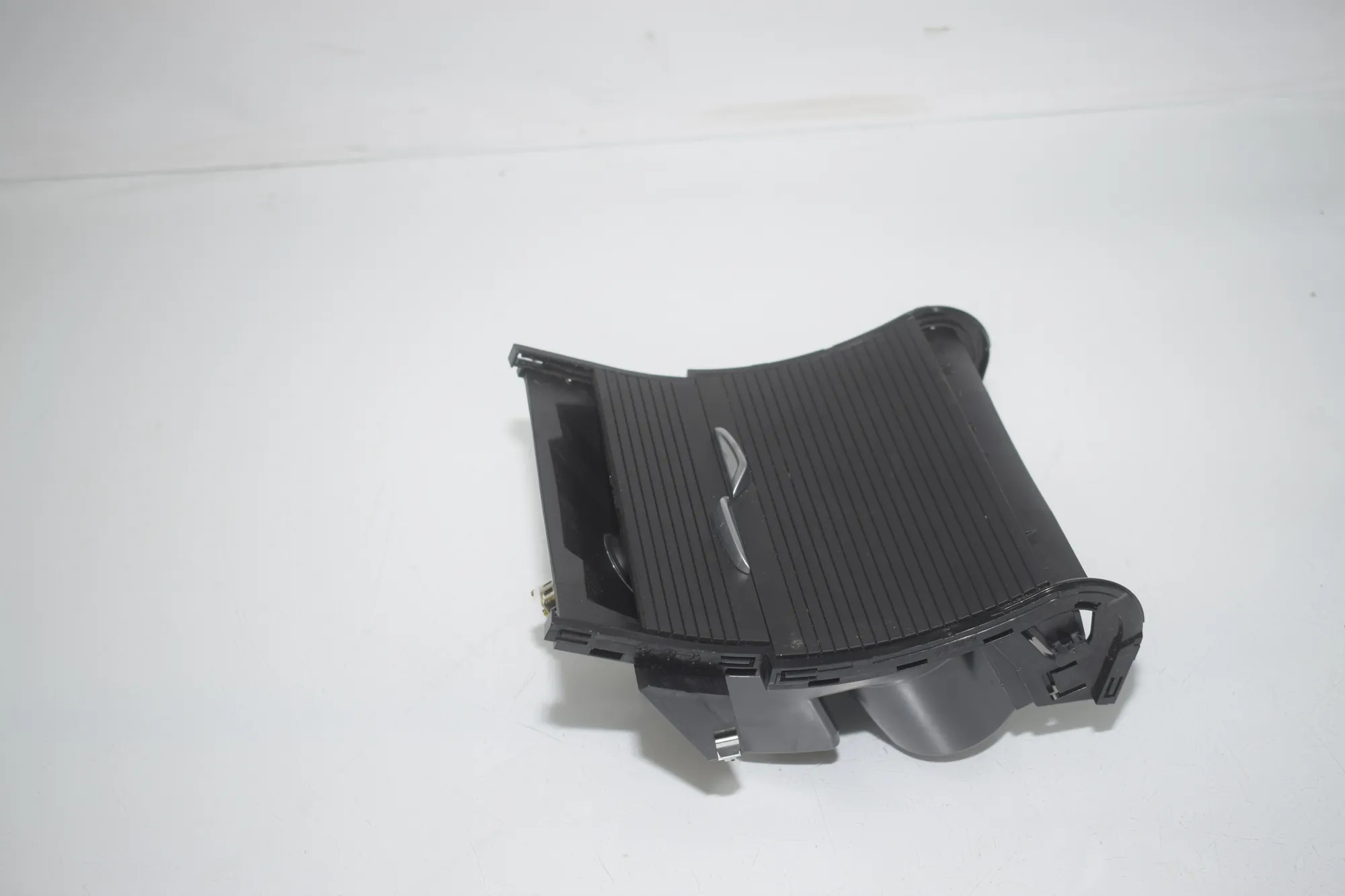 Cup Holder – OEM 9292557 · BMW X1 (F48) sDrive 18 i 2018 – 2