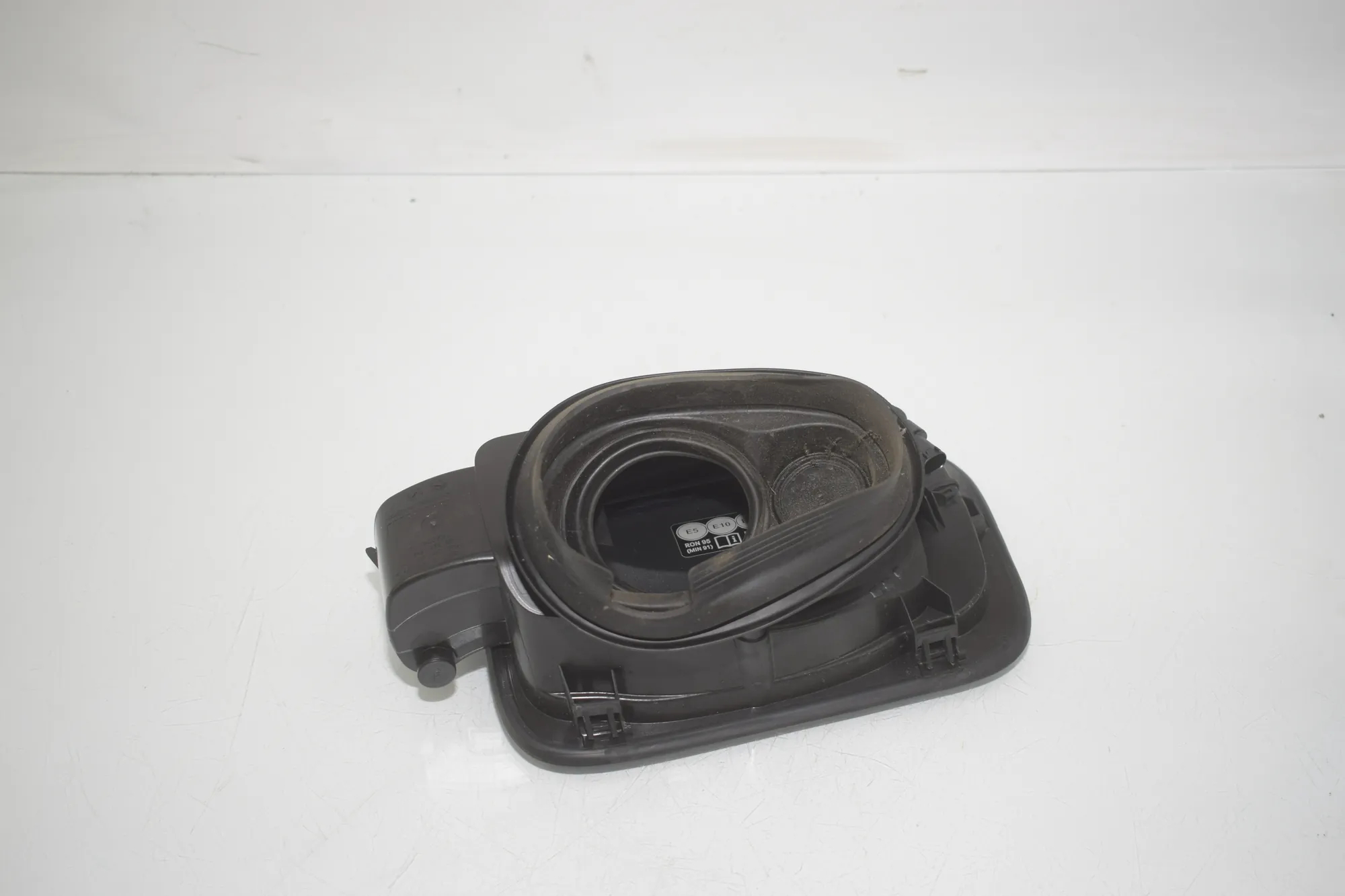 Fuel Tank Flap Cap – OEM 7359171 · BMW X1 (F48) sDrive 18 i 2018 – 3