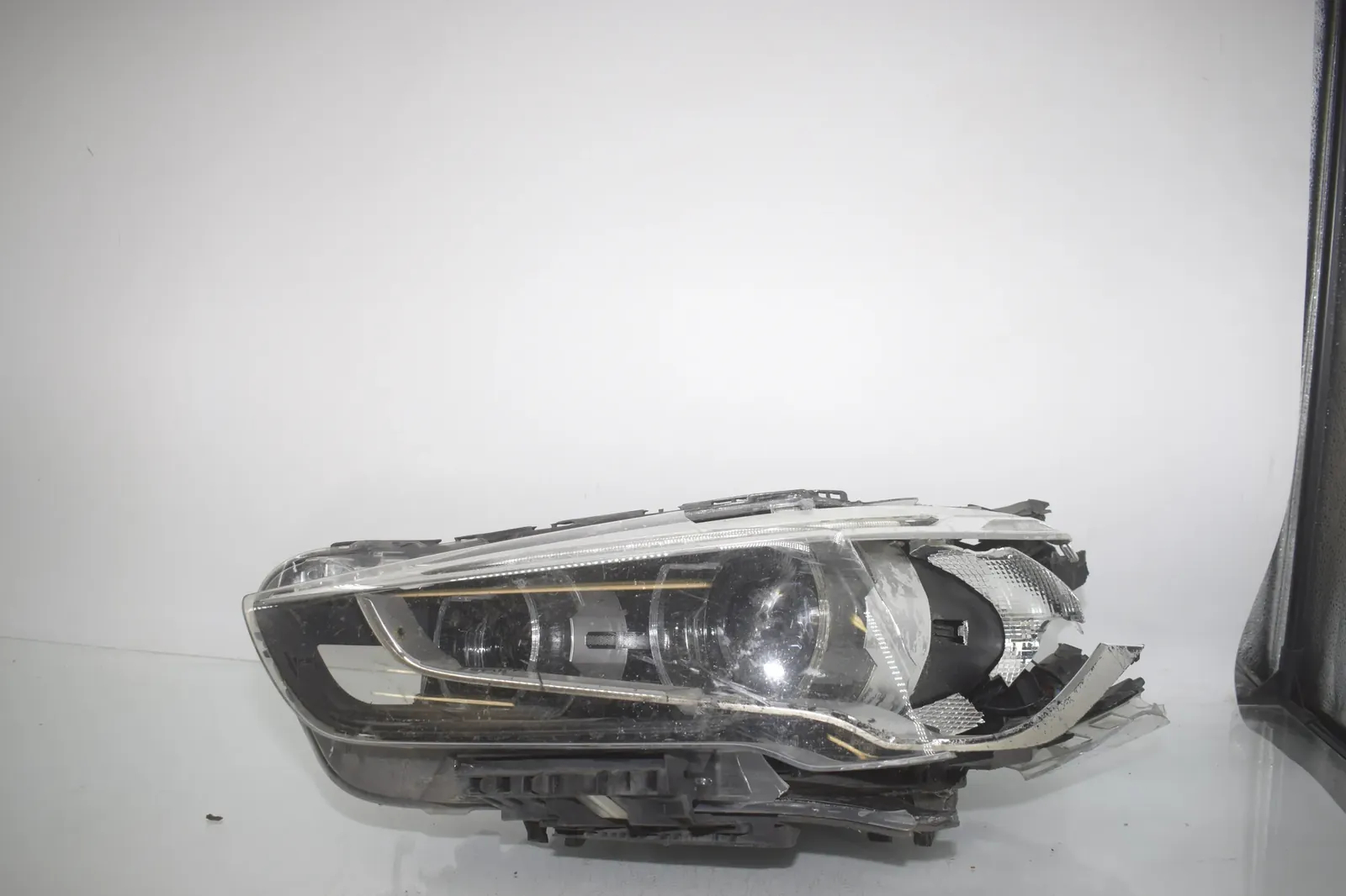 Front Left Headlight – OEM 7495003 · BMW X1 (F48) sDrive 18 i 2018 – 4