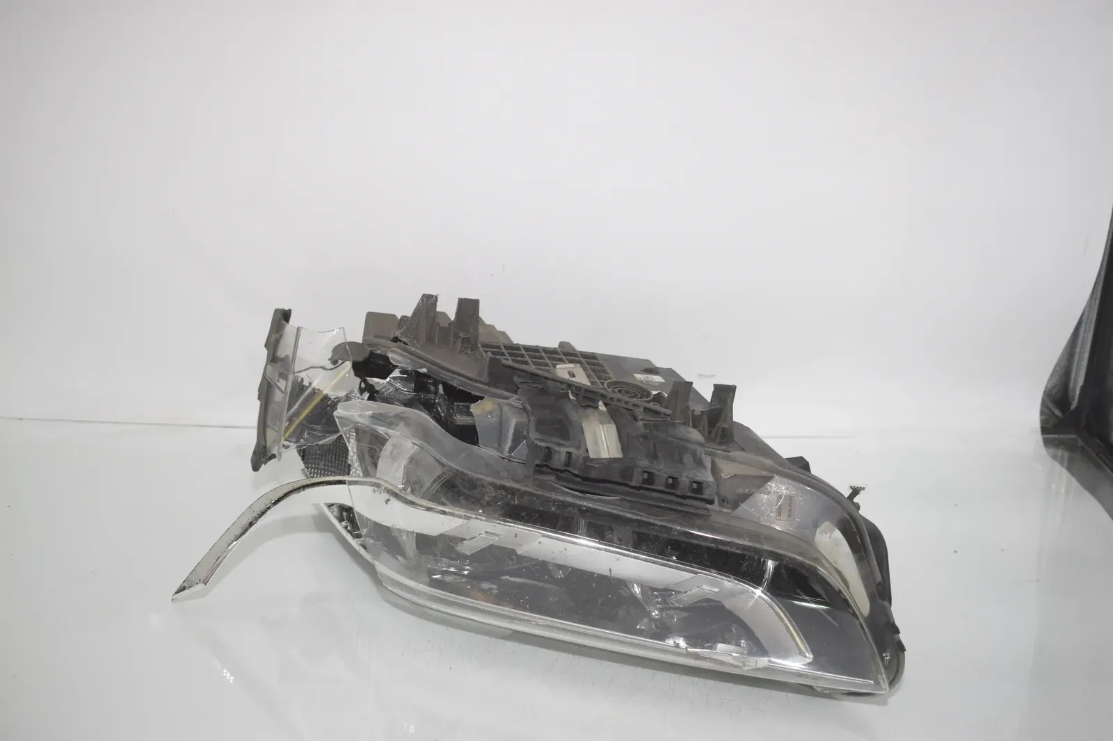Front Left Headlight – OEM 7495003 · BMW X1 (F48) sDrive 18 i 2018 – 2