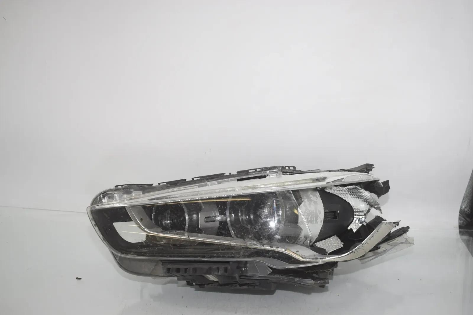 Front Left Headlight – OEM 7495003 · BMW X1 (F48) sDrive 18 i 2018 – 3