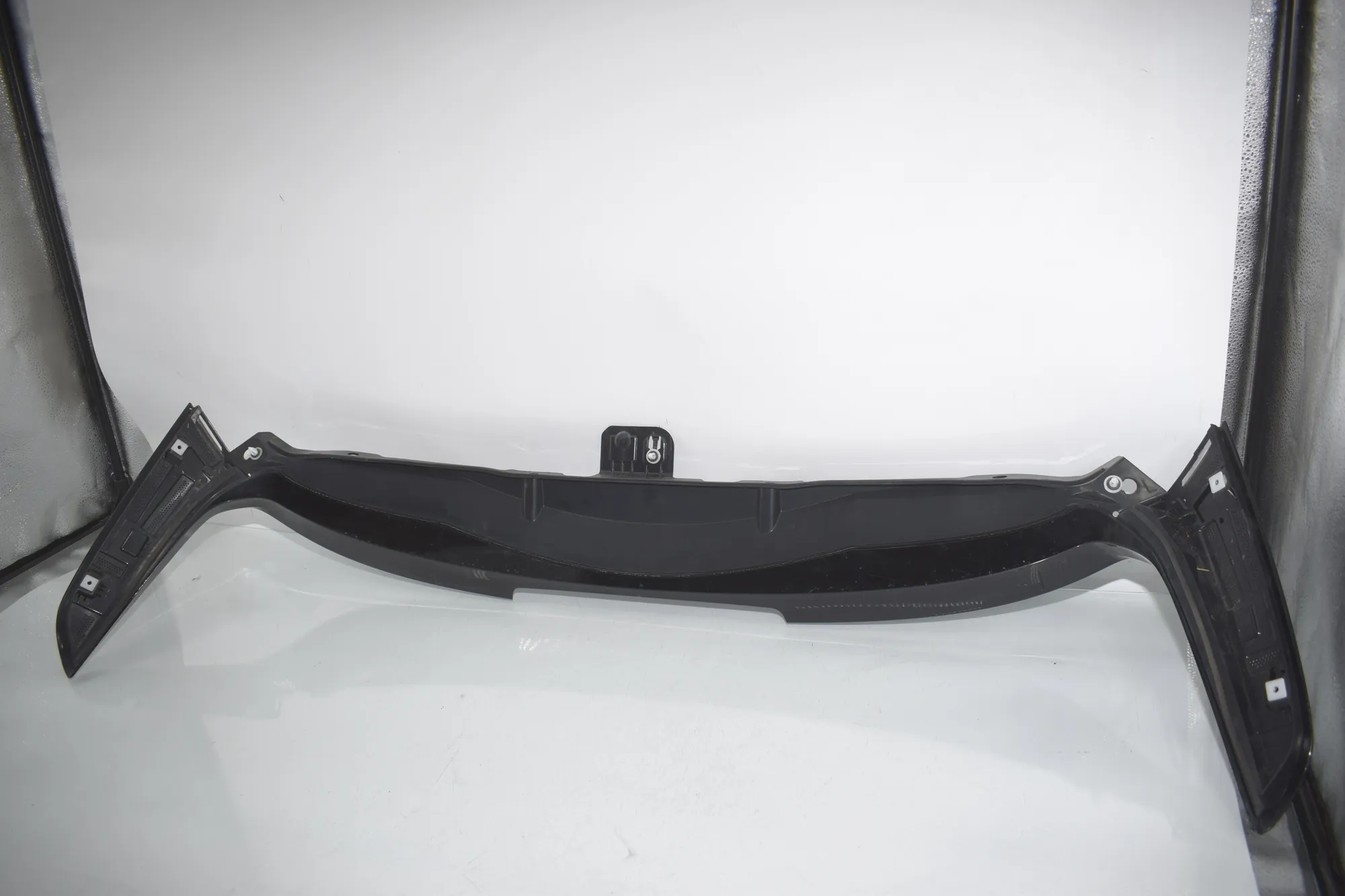 Rear Windshield Spoiler – OEM 7360536 · BMW X1 (F48) sDrive 18 i 2018 – 3