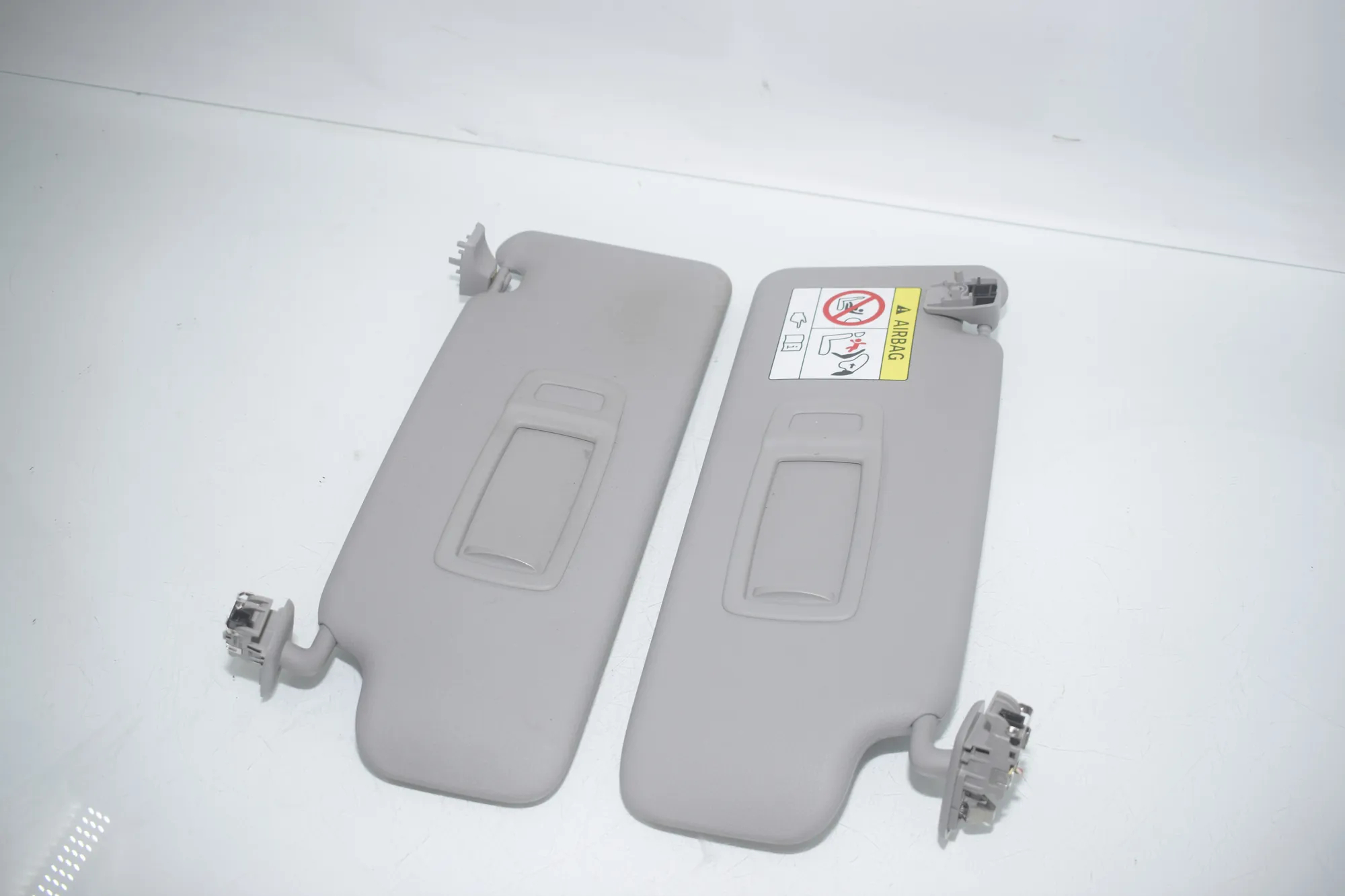 Left Side Sun Visor – OEM 5A3BCC2 · BMW X1 (F48) sDrive 18 i 2018 – 2