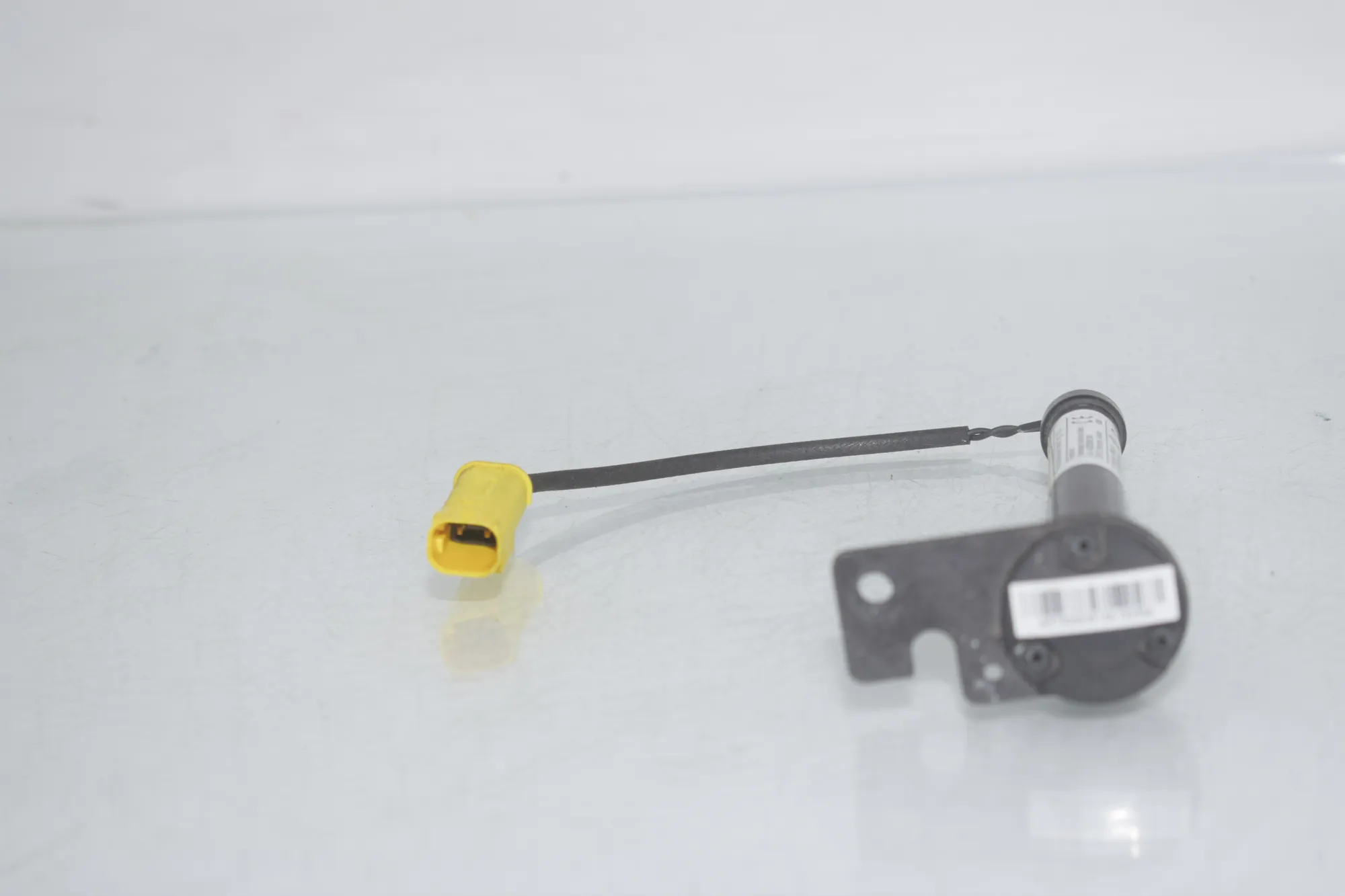 Hood Hinge Actuator – OEM 7300538 · BMW BMW 2 Active Tourer (F45) 225 xe 2019 – 2