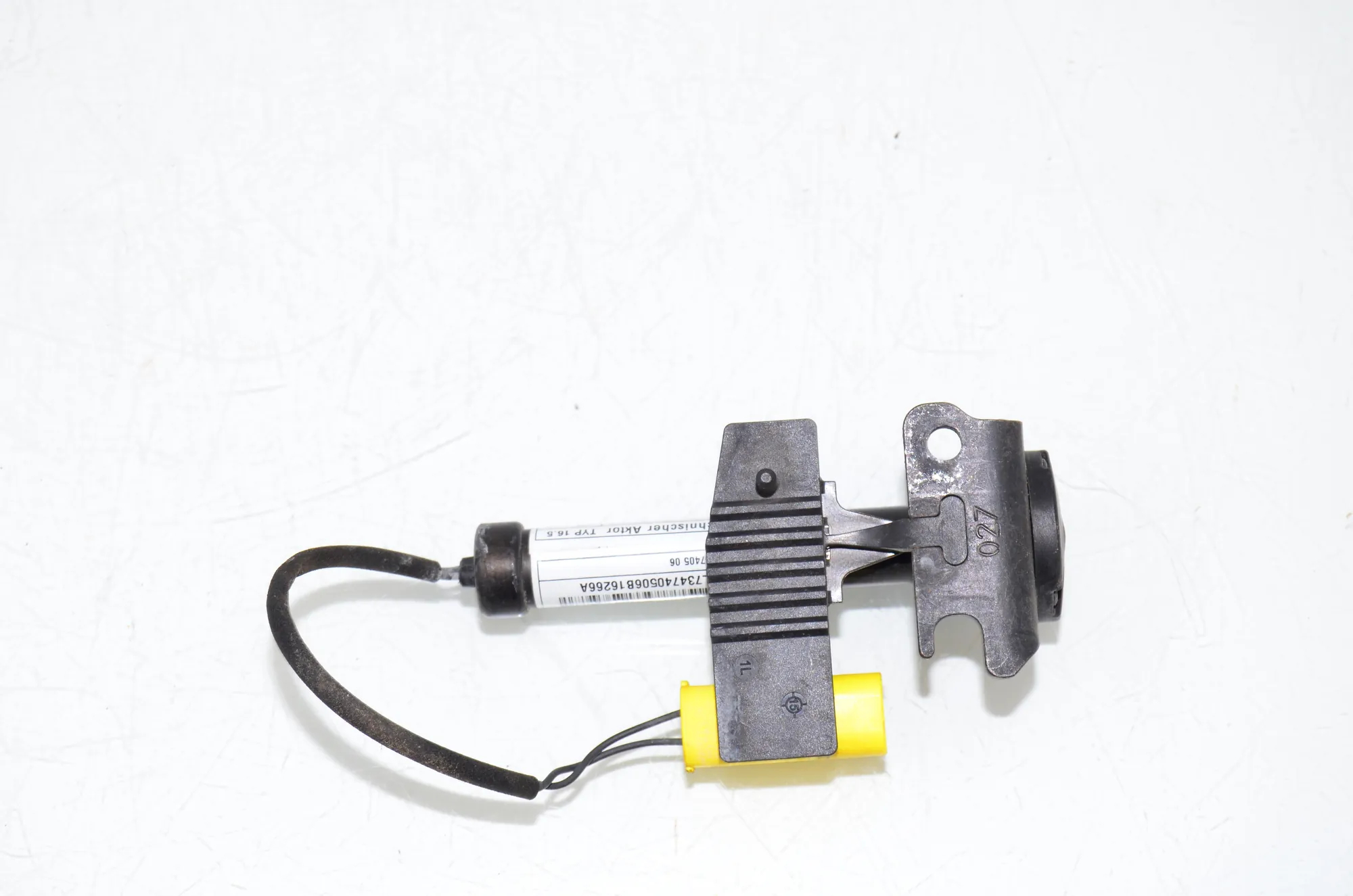 Hood Hinge Actuator – OEM 7347405 · BMW 7 (G11, G12) 750 d, Ld xDrive 2016 – 3