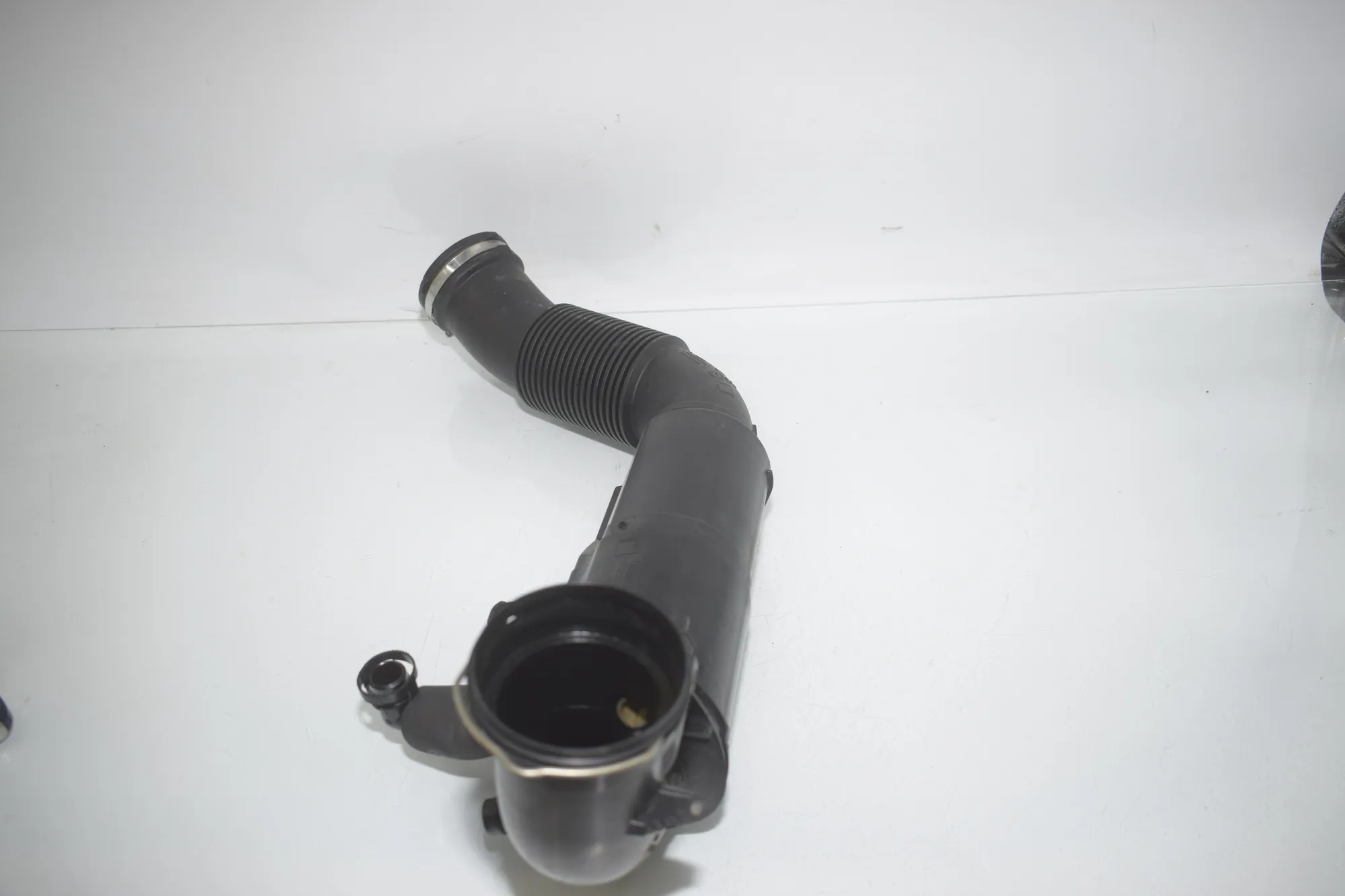 Air Intake Tube – OEM 7619268 · BMW 2 Active Tourer (F45) 218 i 2015 – 4