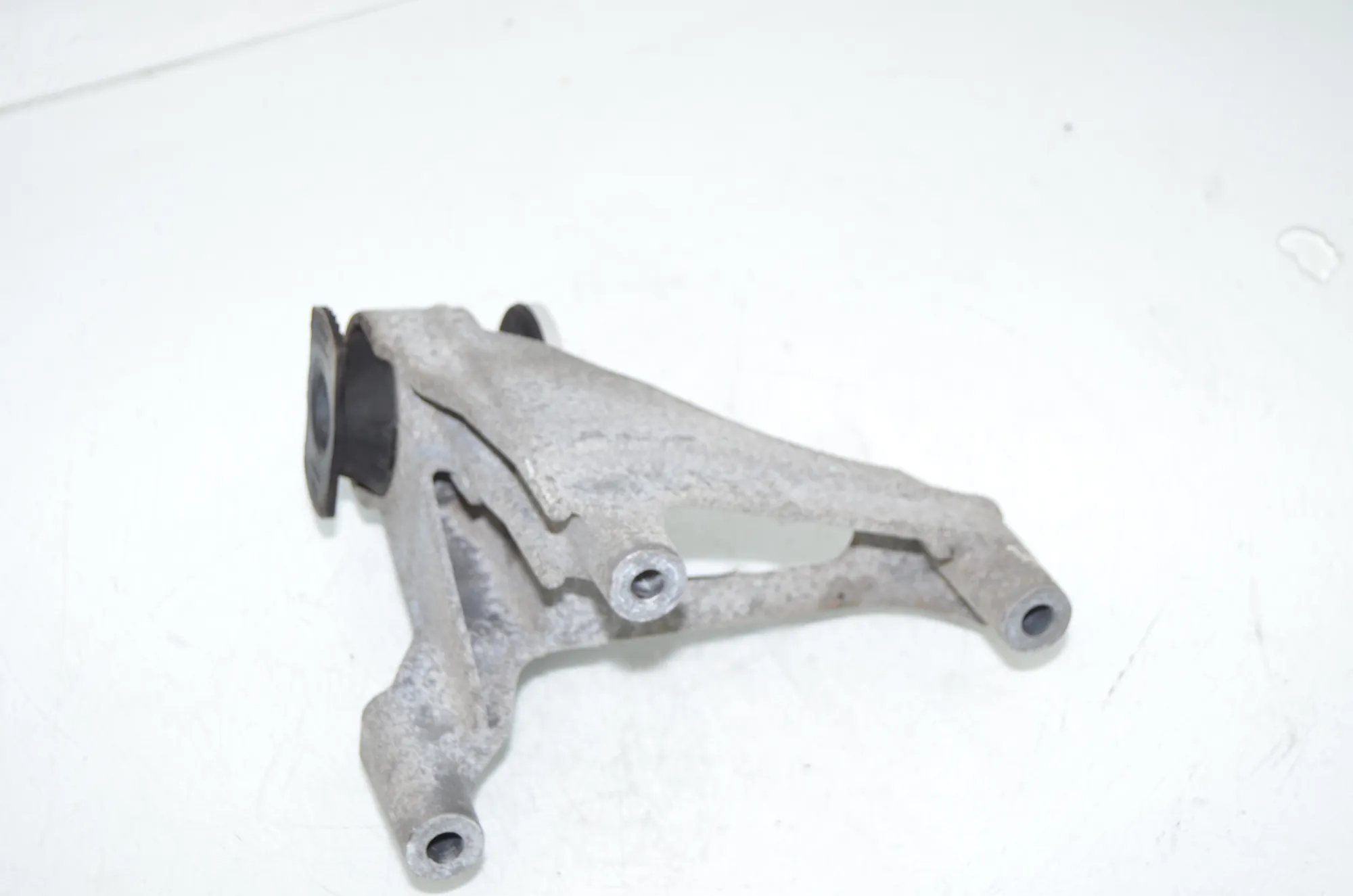 Right Side Engine Bracket – OEM 6859794 · BMW BMW 2 Active Tourer (F45) 225 xe 2019 – 3