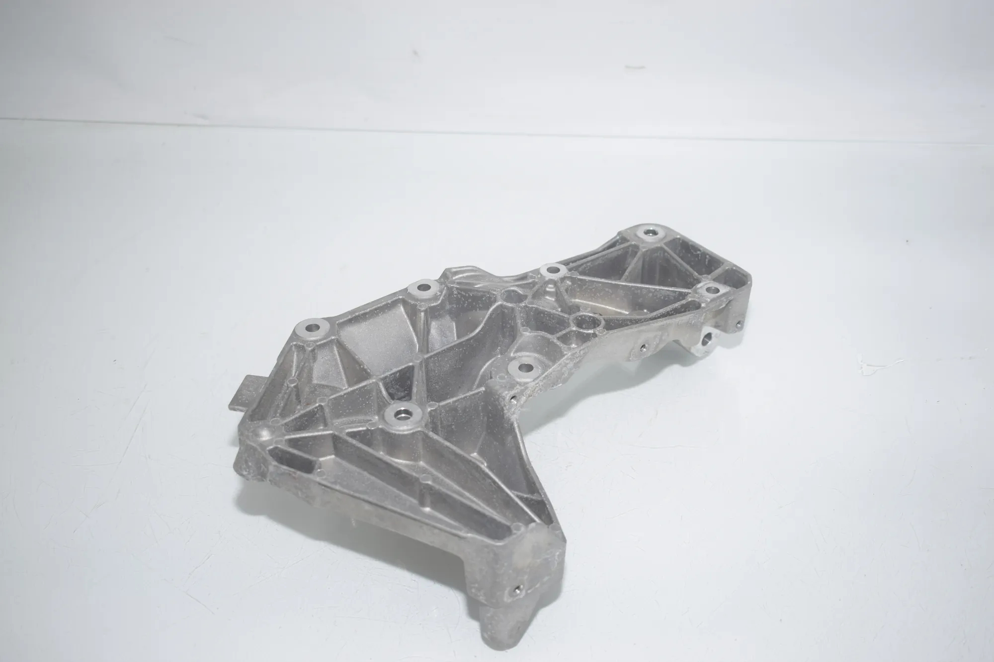 Air Conditioner Compressor Bracket – OEM 8620708 · BMW BMW 2 Active Tourer (F45) 225 xe 2019 – 3